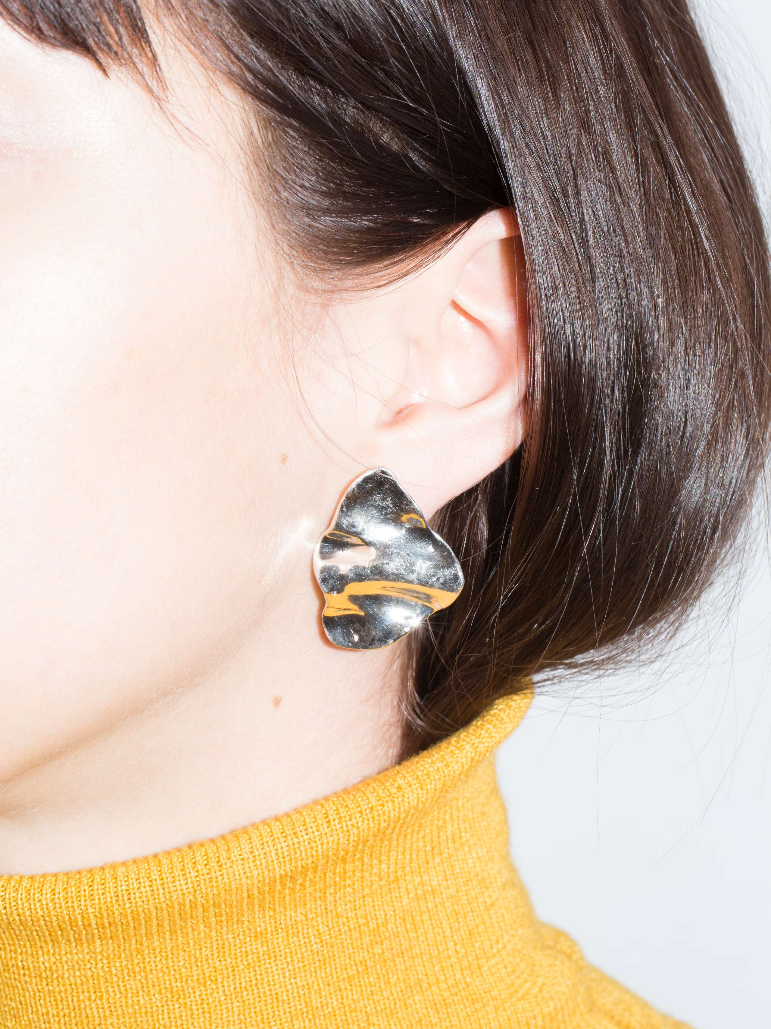 shape ear stud 