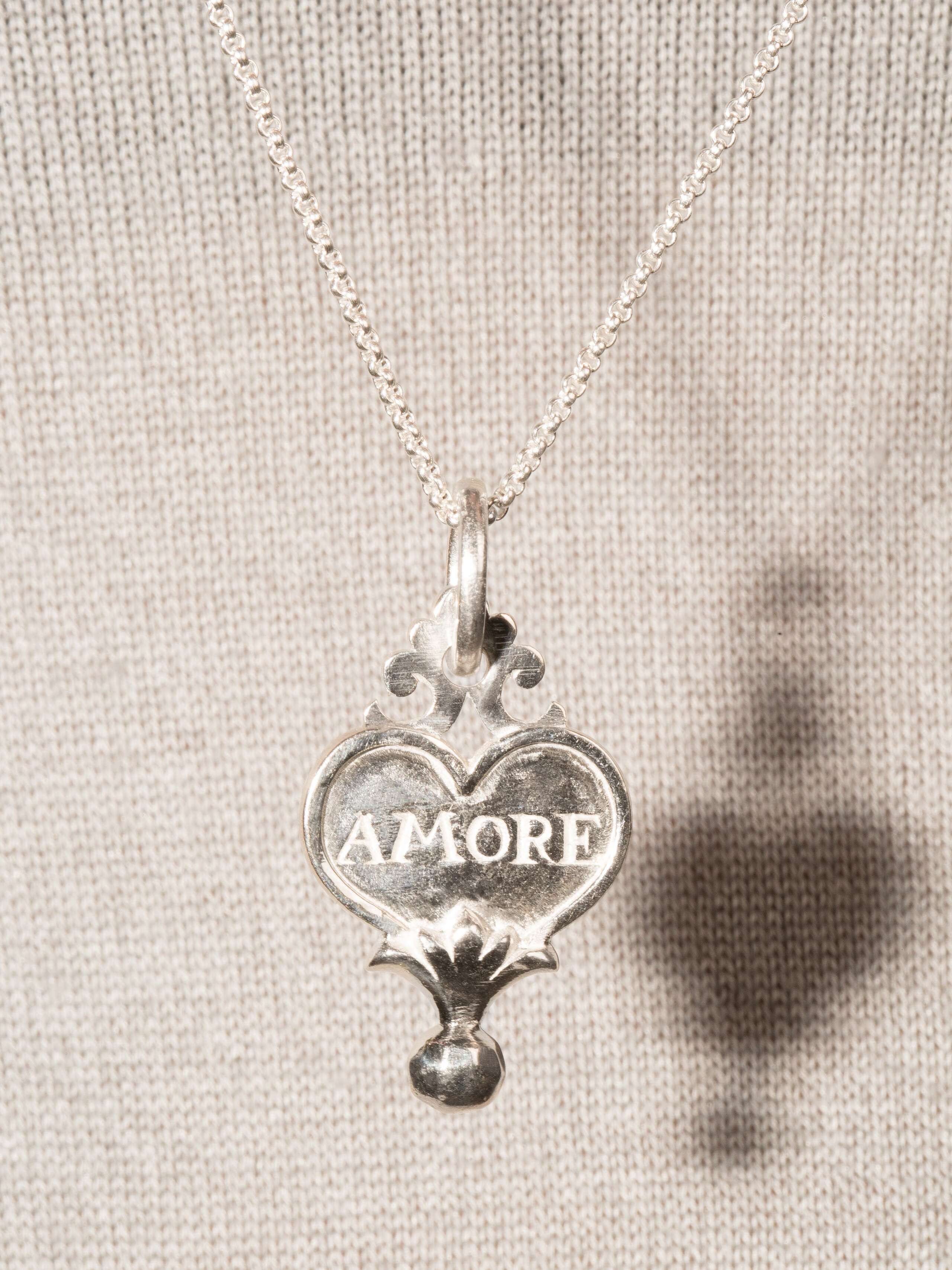 amore pendant 