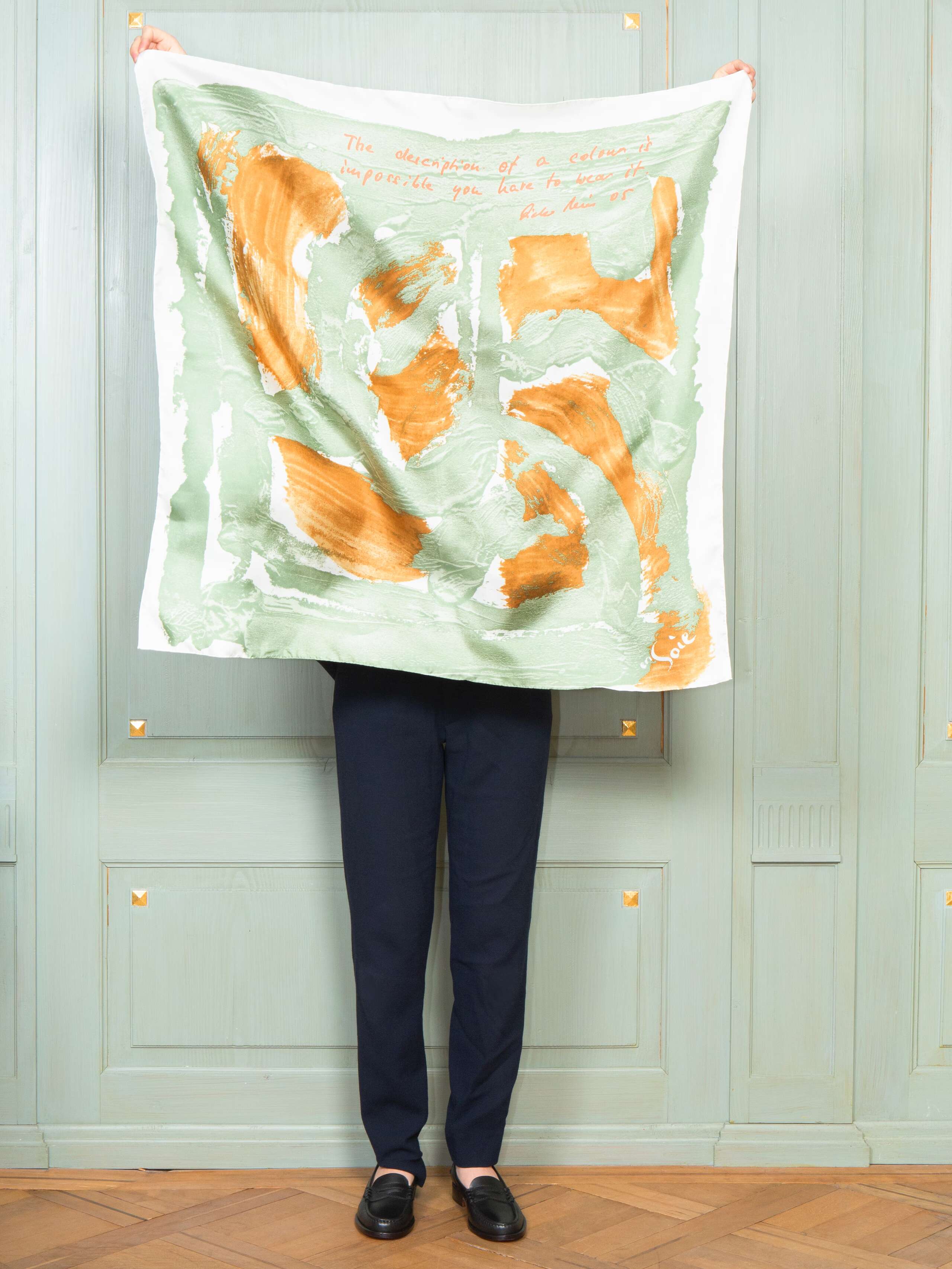 The description of a colour foulard 