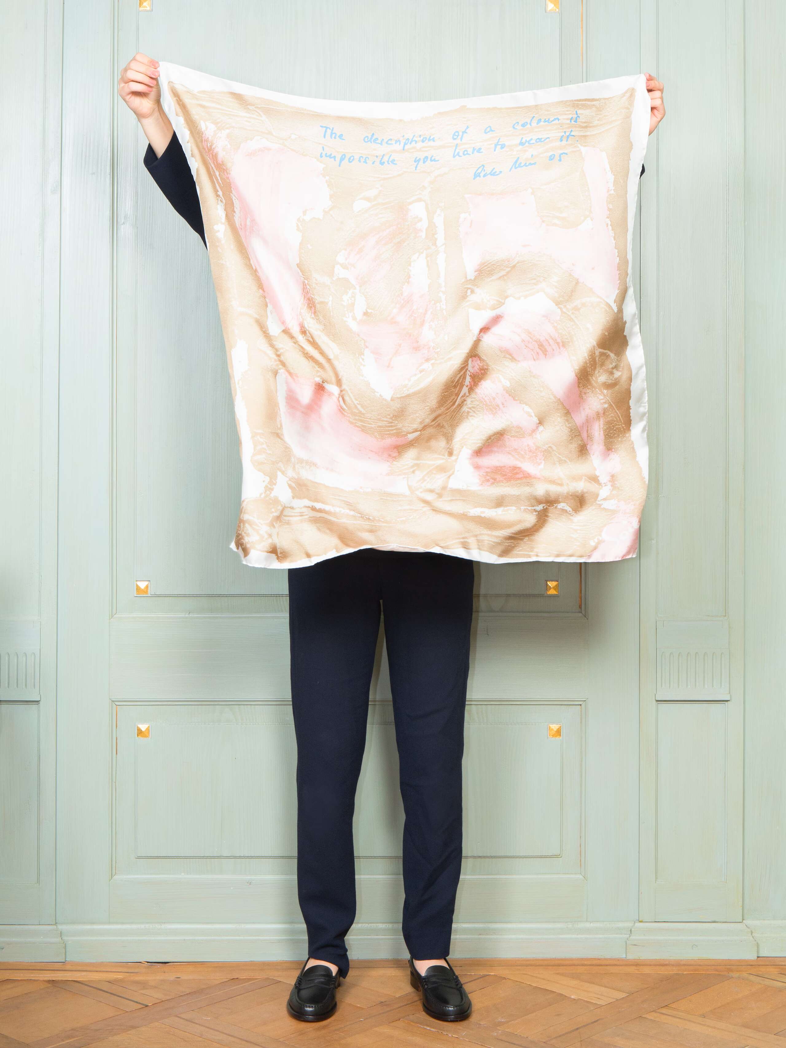 The description of a colour foulard 