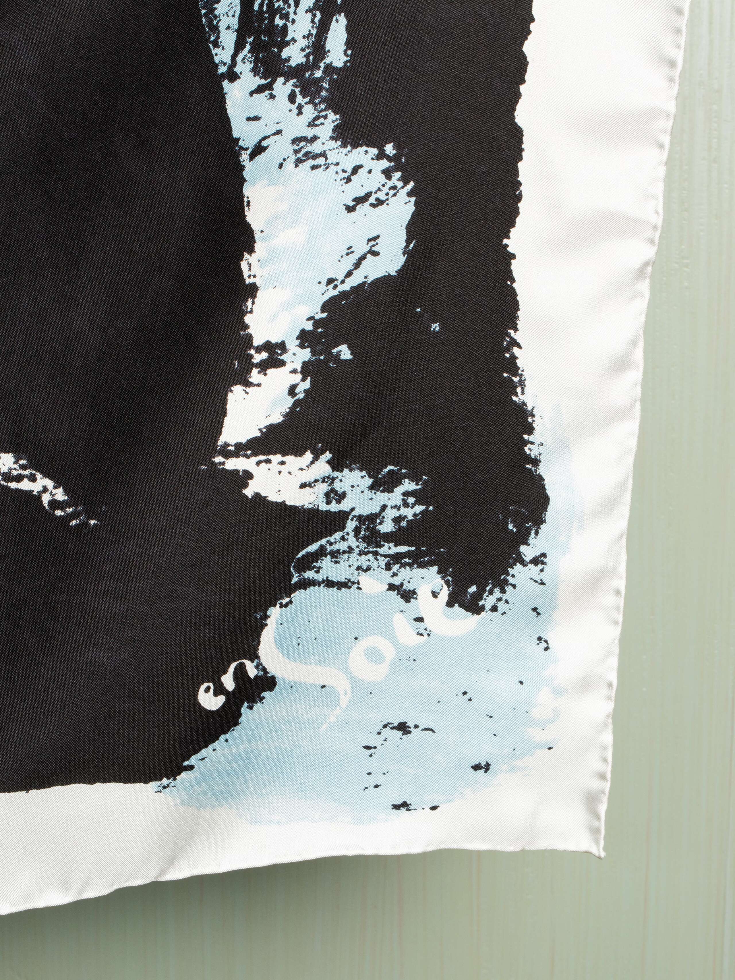 The description of a colour foulard