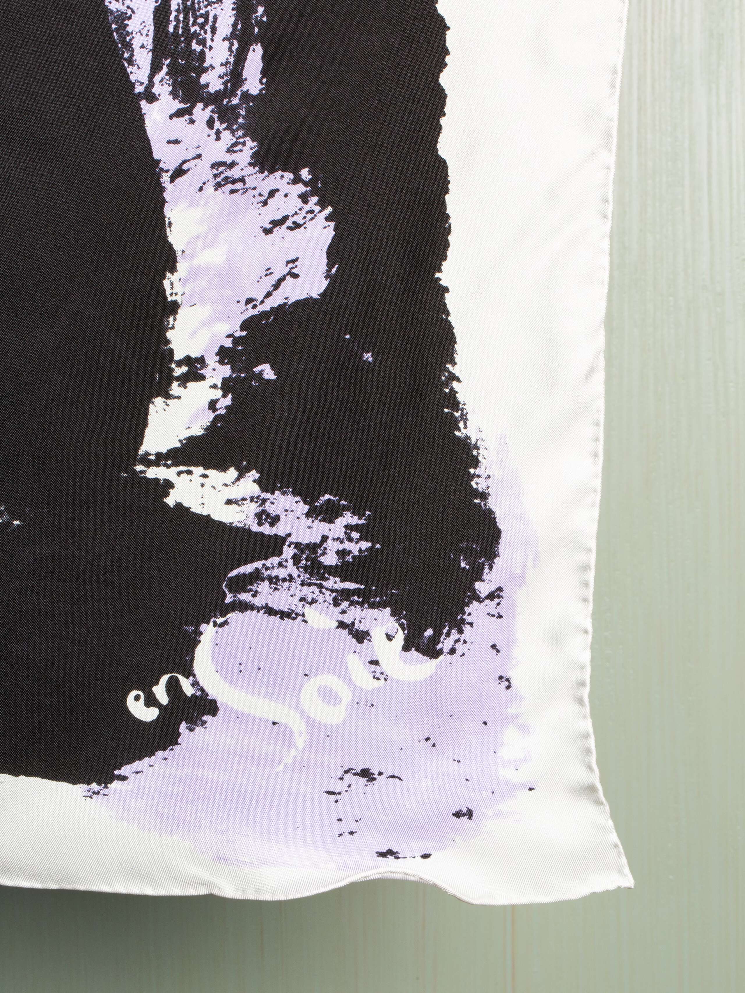 The description of a colour foulard 