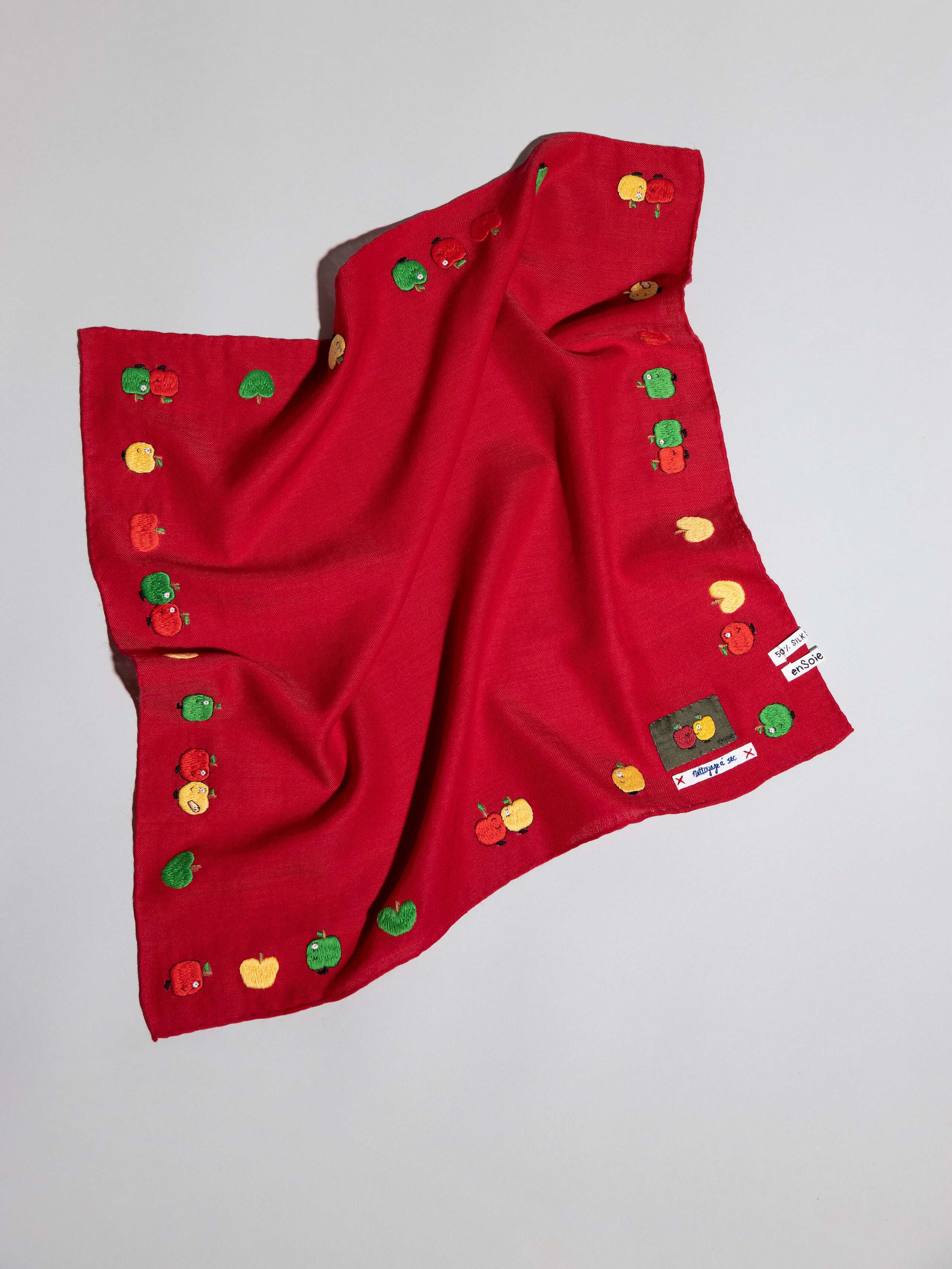 Apple Boy hiking foulard