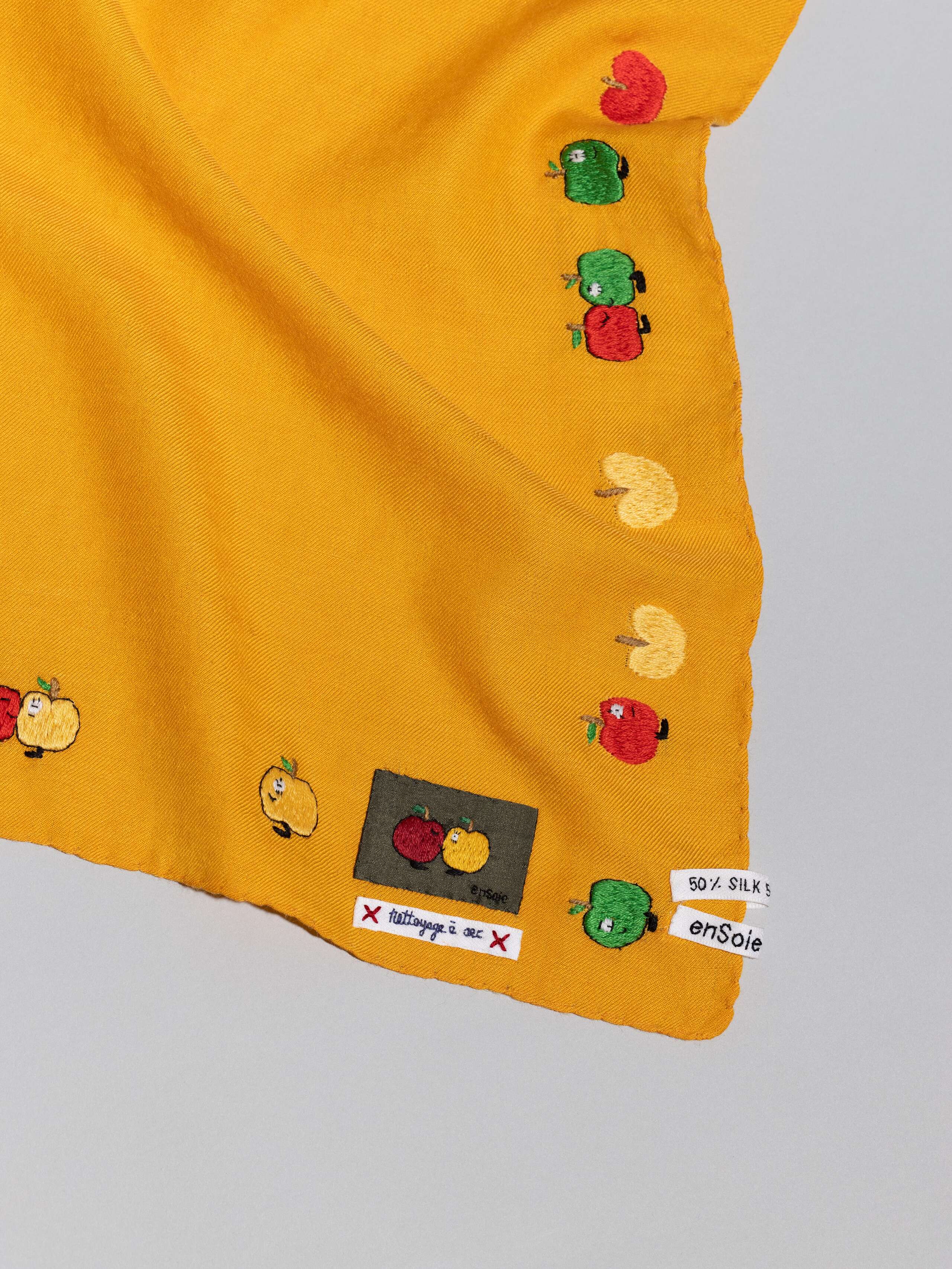 Apple Boy hiking foulard