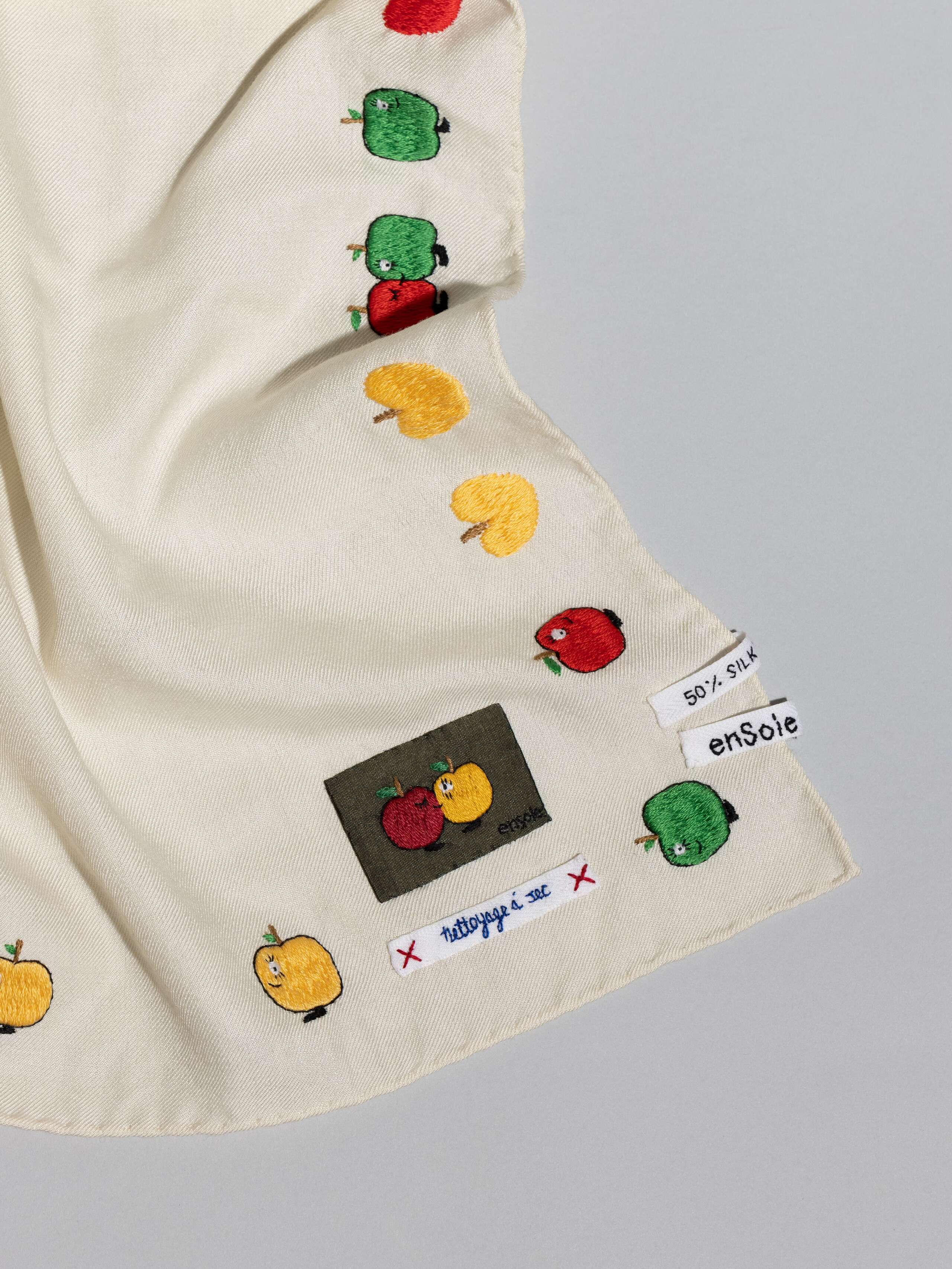 Apple Boy hiking foulard