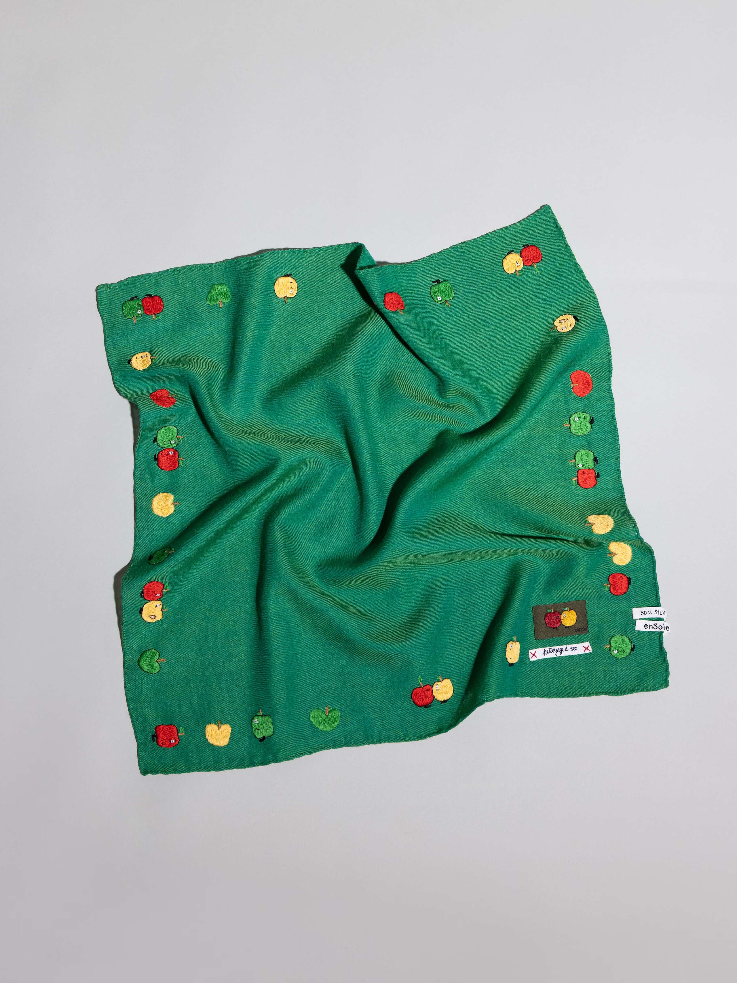 Apple Boy hiking foulard
