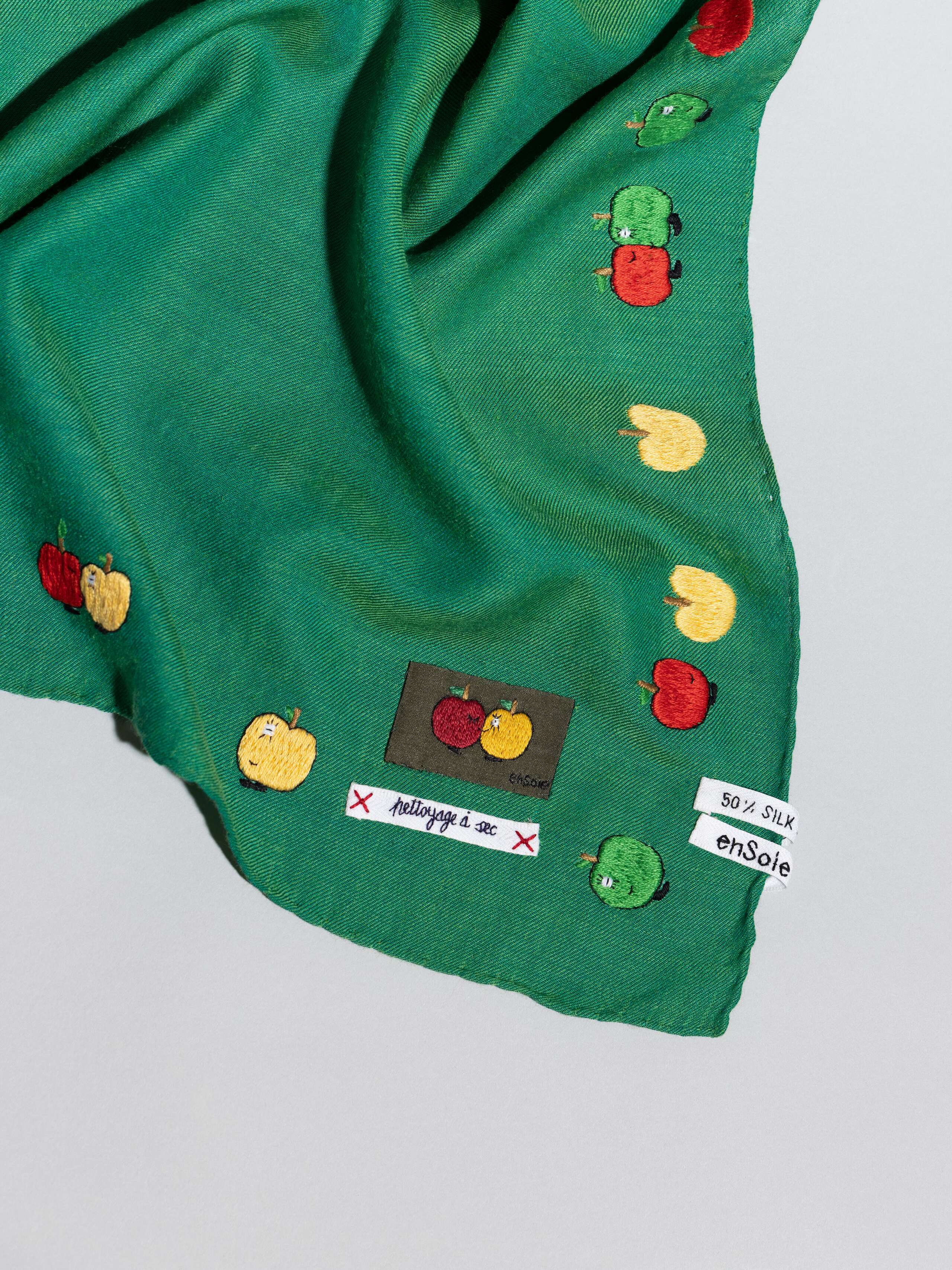 Apple Boy hiking foulard