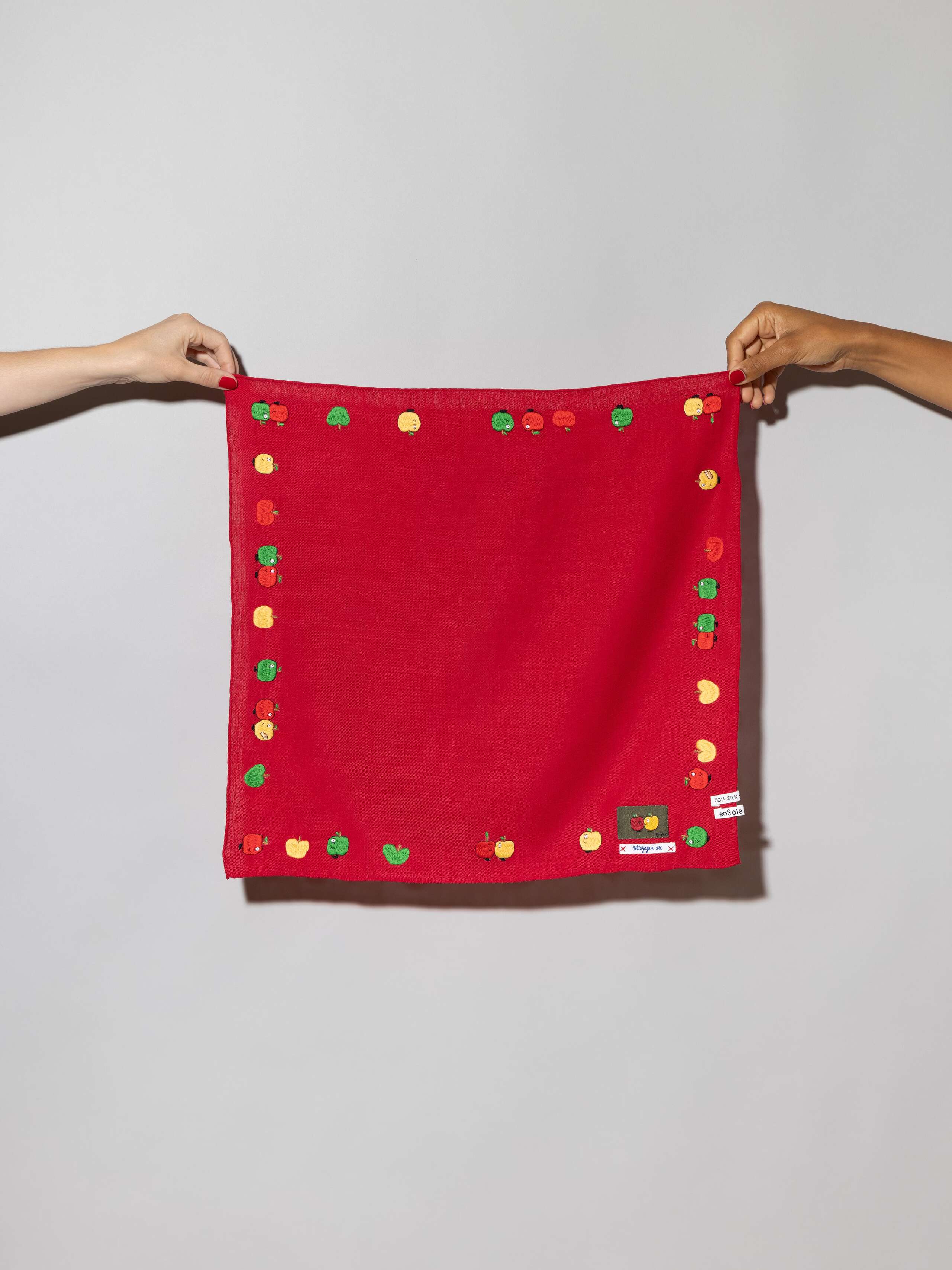 Apple Boy hiking foulard