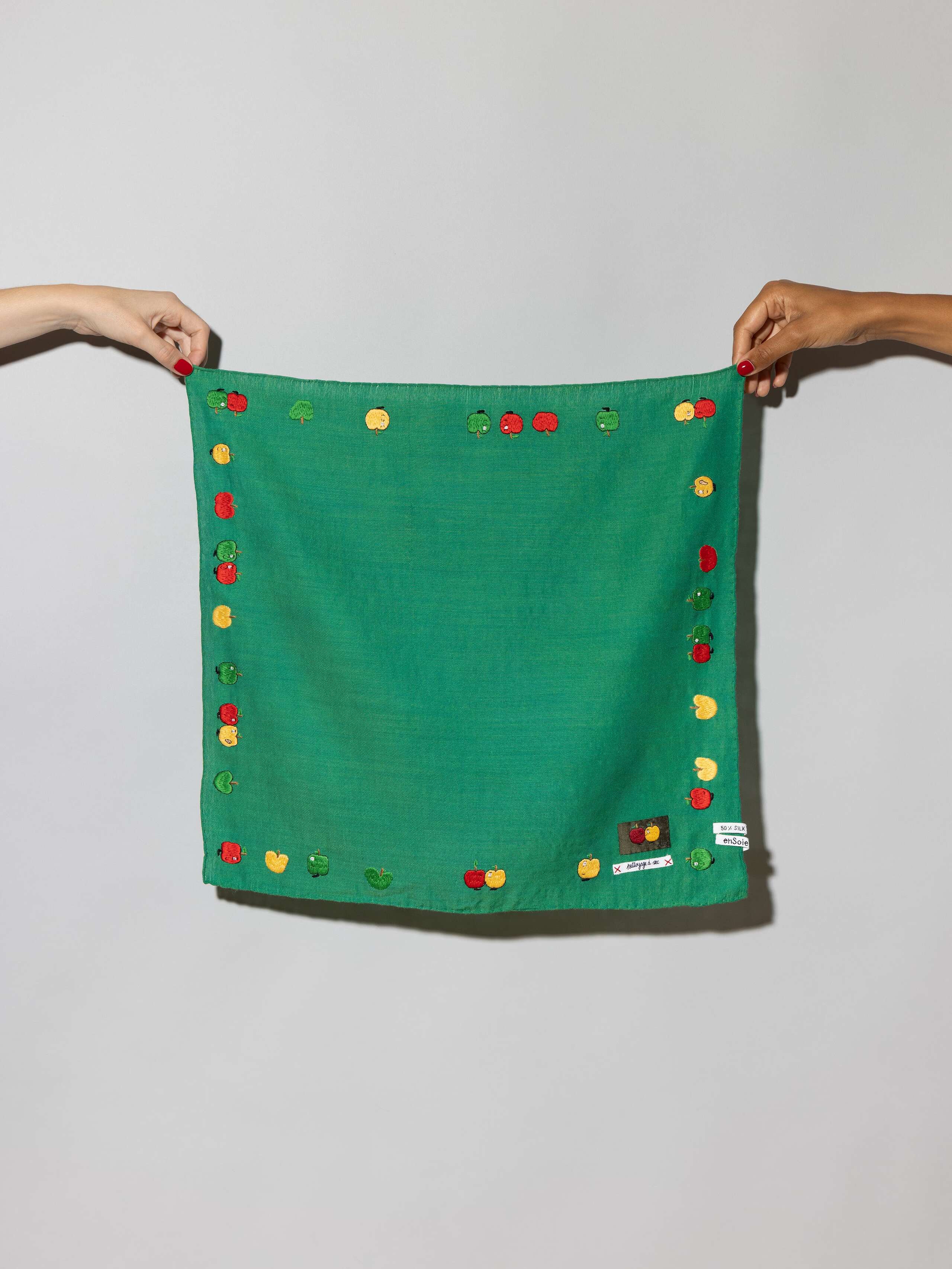 Apple Boy hiking foulard