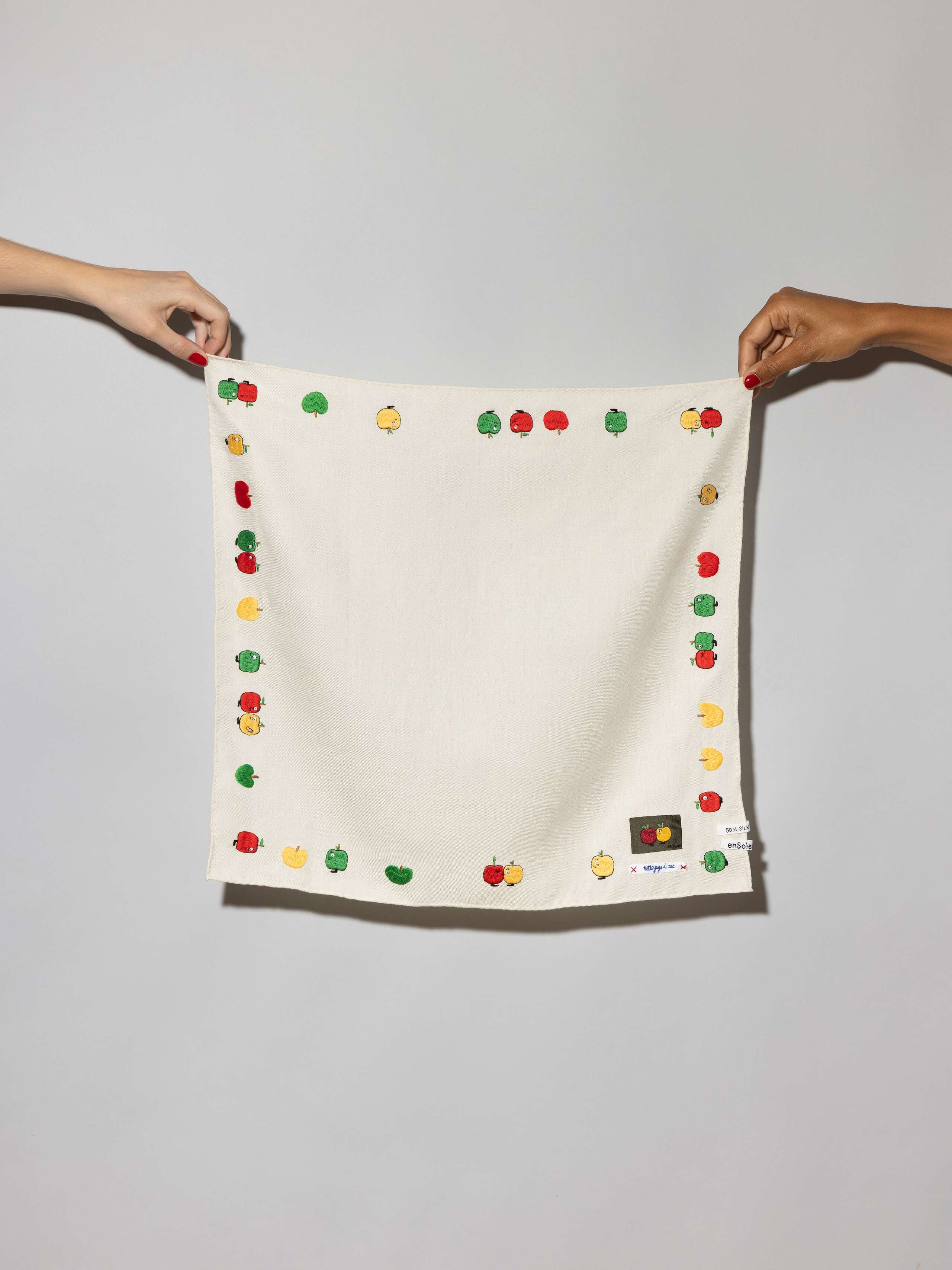 Apple Boy hiking foulard