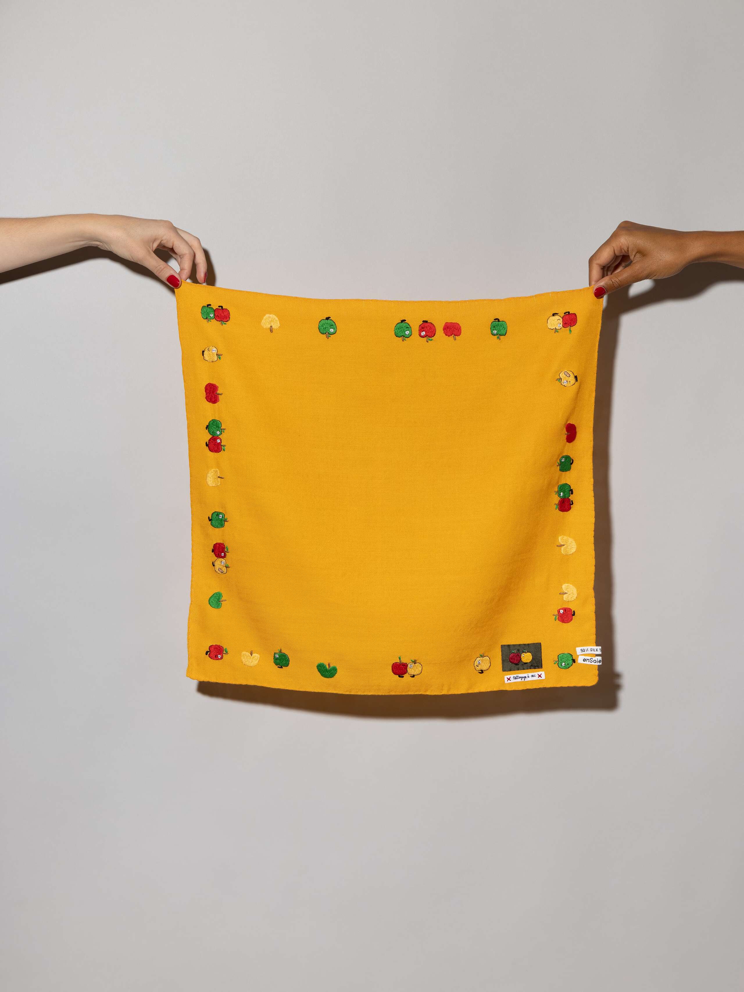 Apple Boy hiking foulard