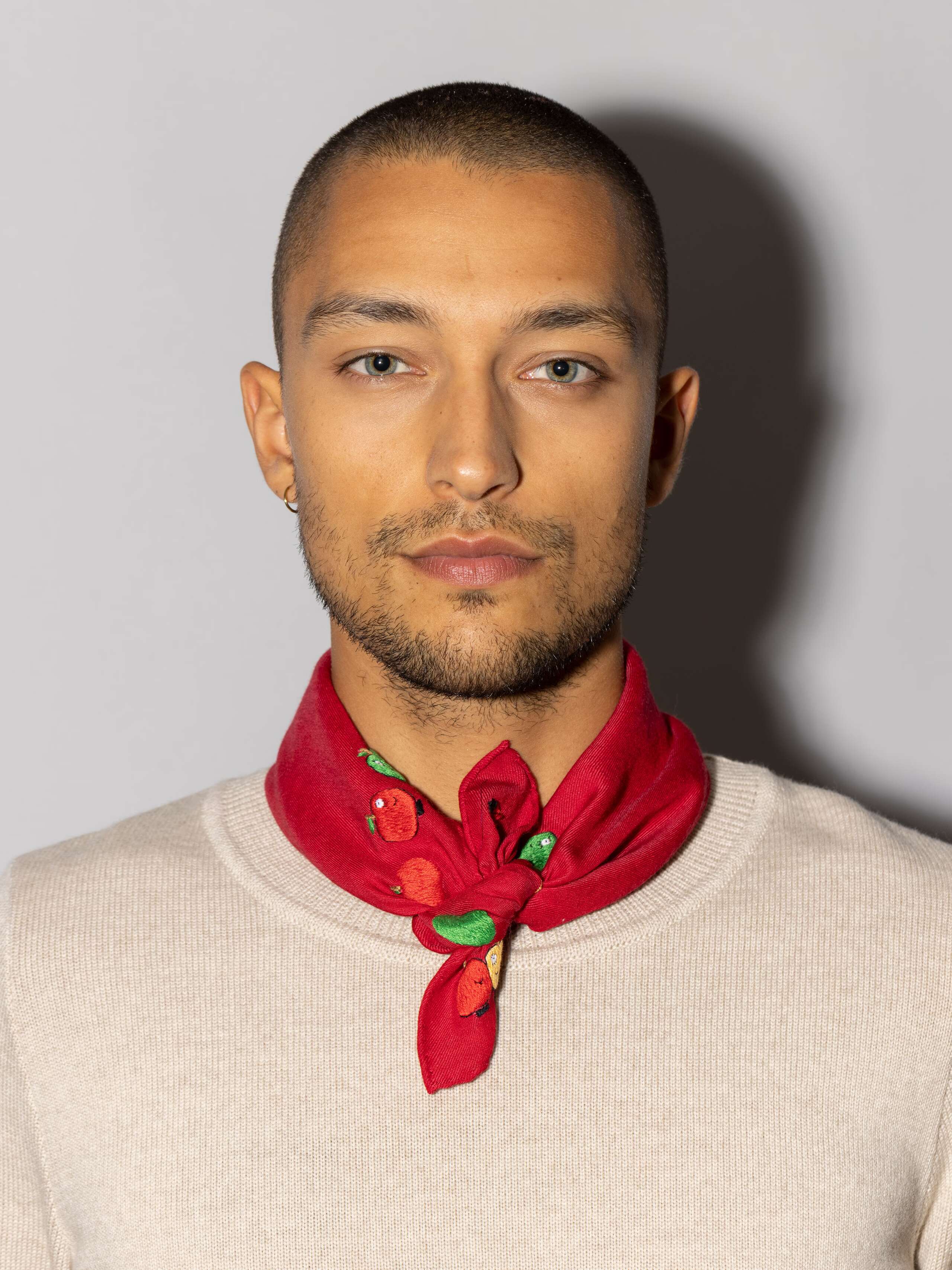 Apple Boy hiking foulard