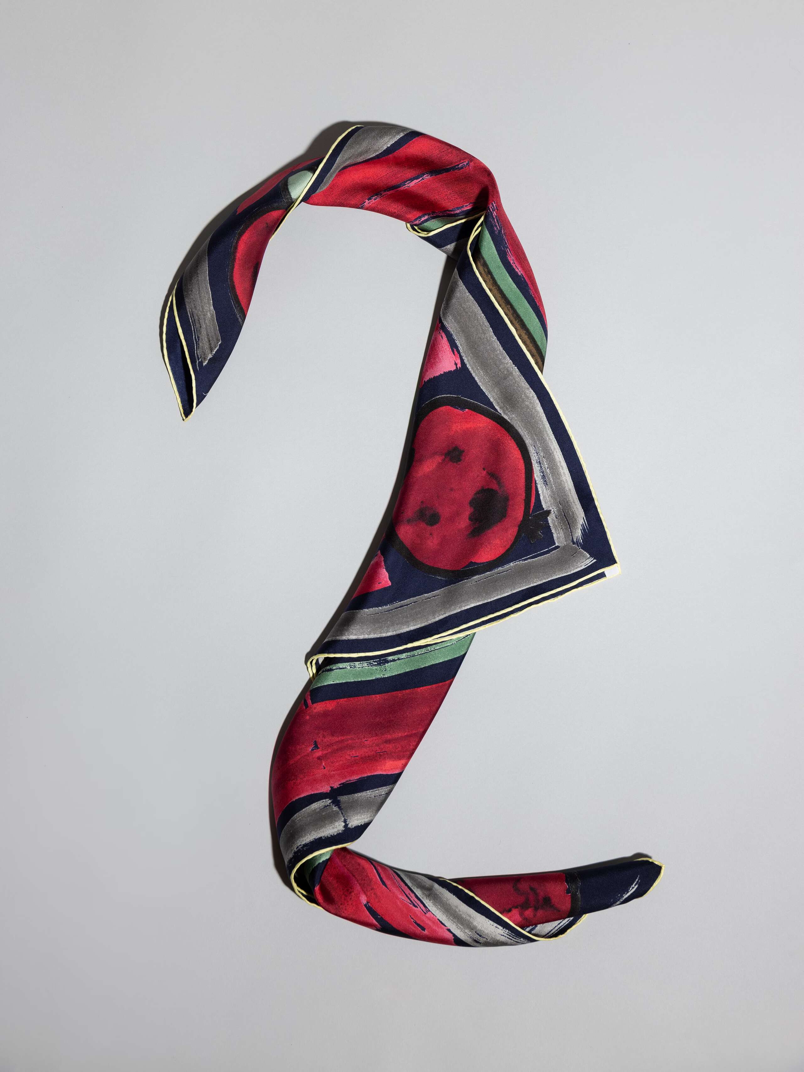 Apples like to play foulard