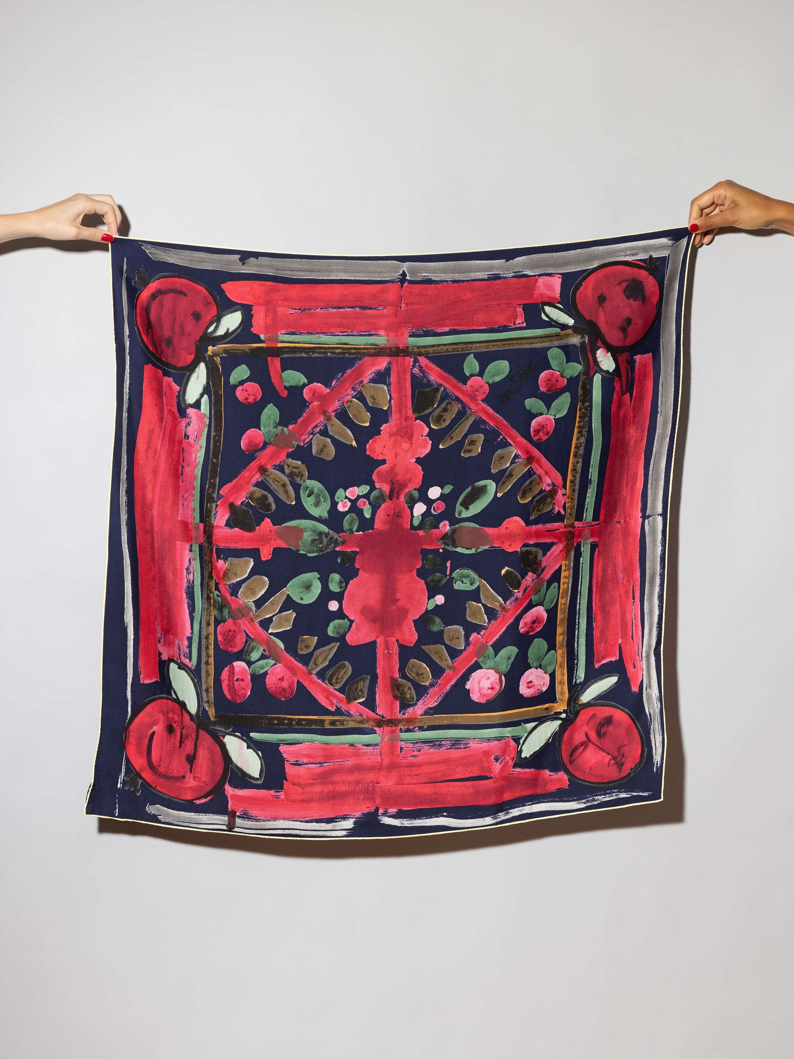 Apples like to play foulard