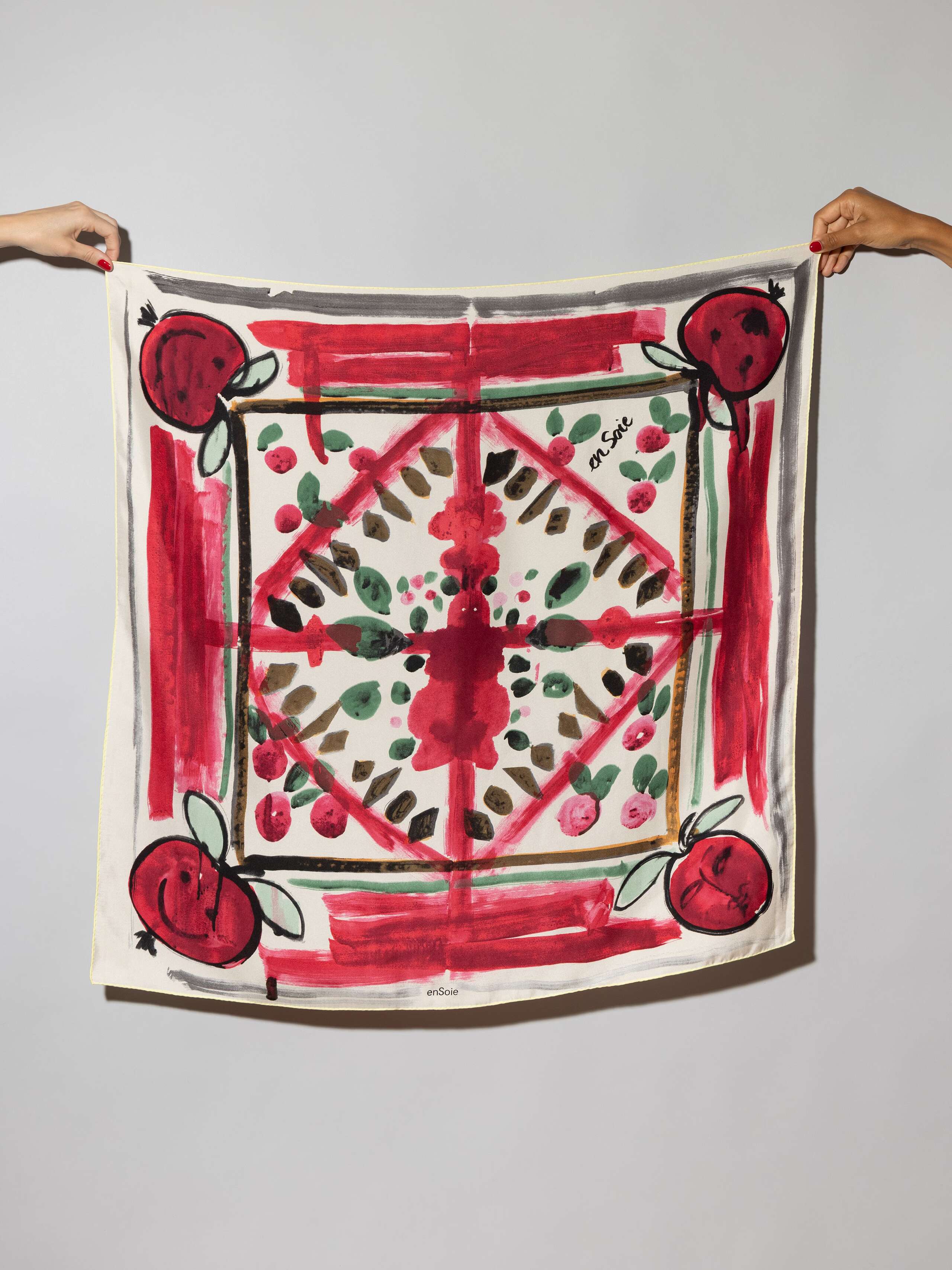 Apples like to play foulard