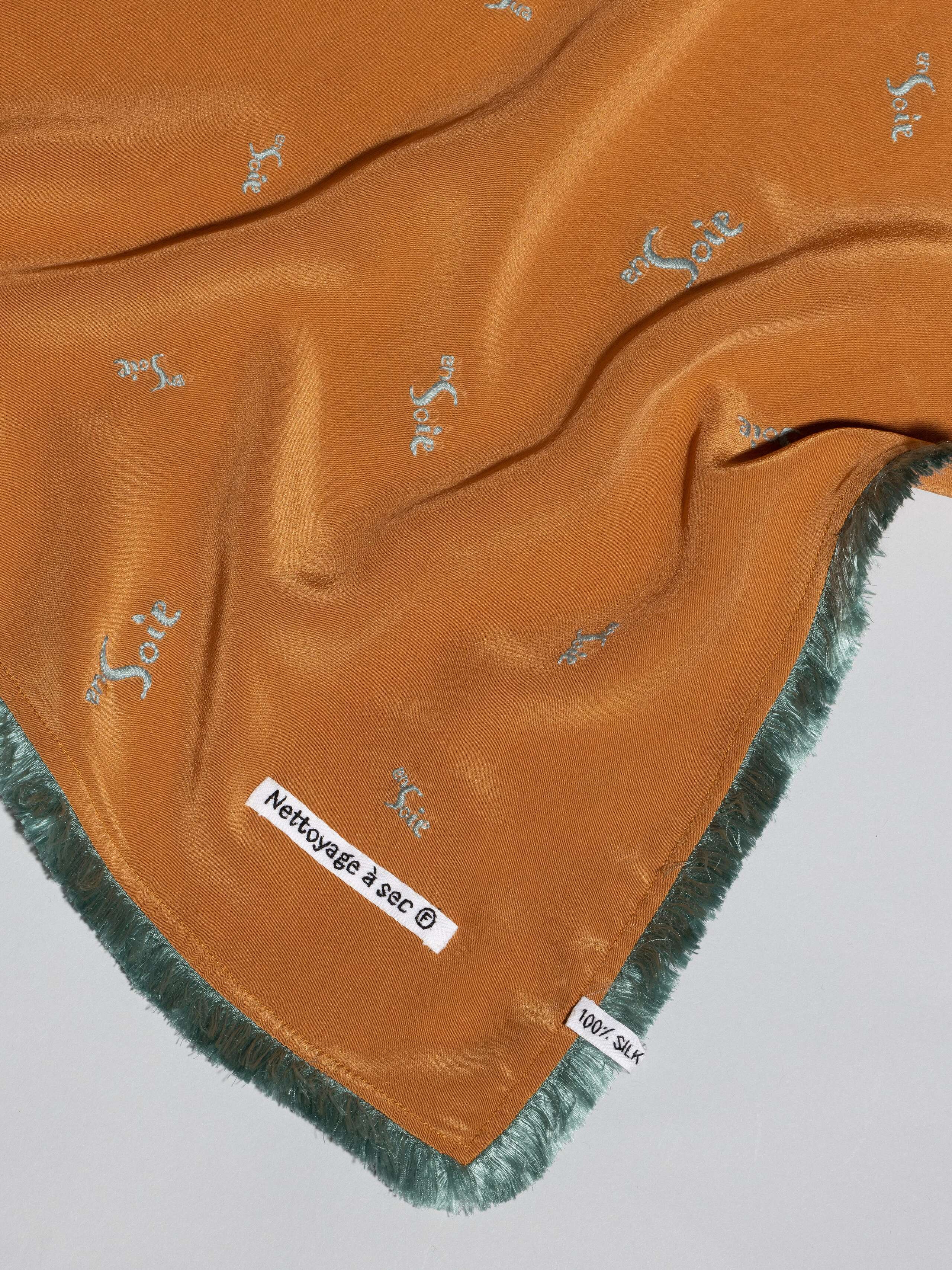 Signature foulard