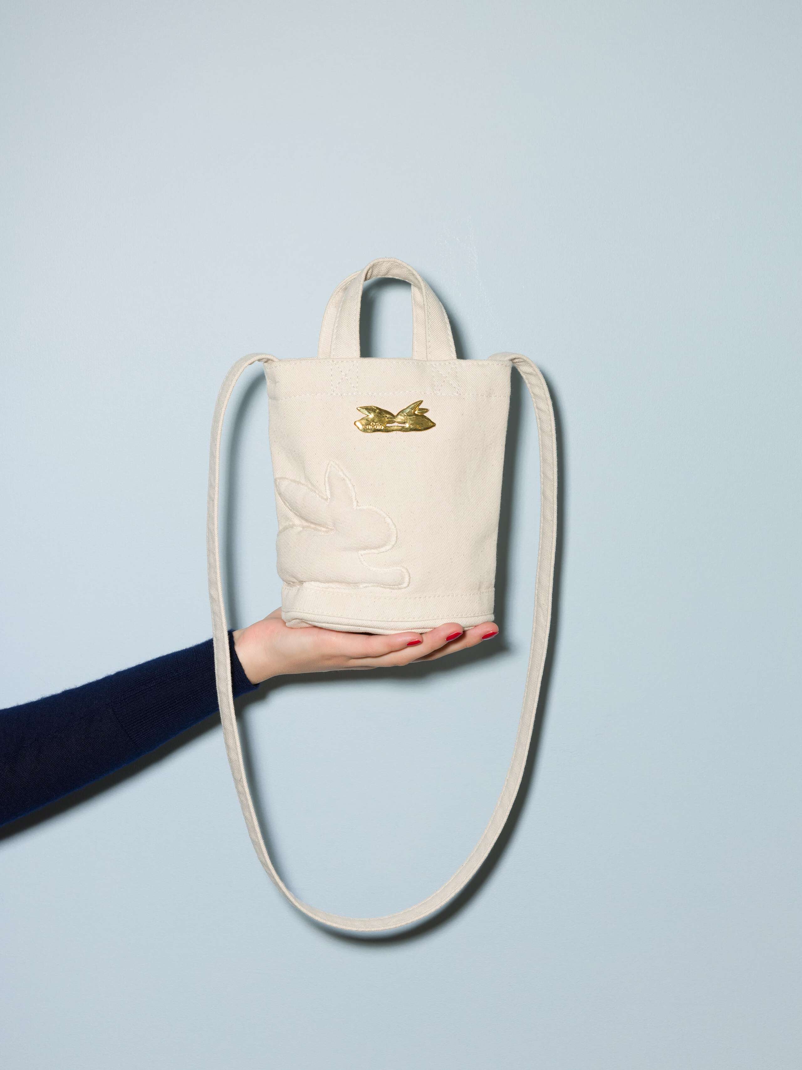 Small denim bag in a beautiful ecru white with a nice rabbit application and a rabbit brass tag