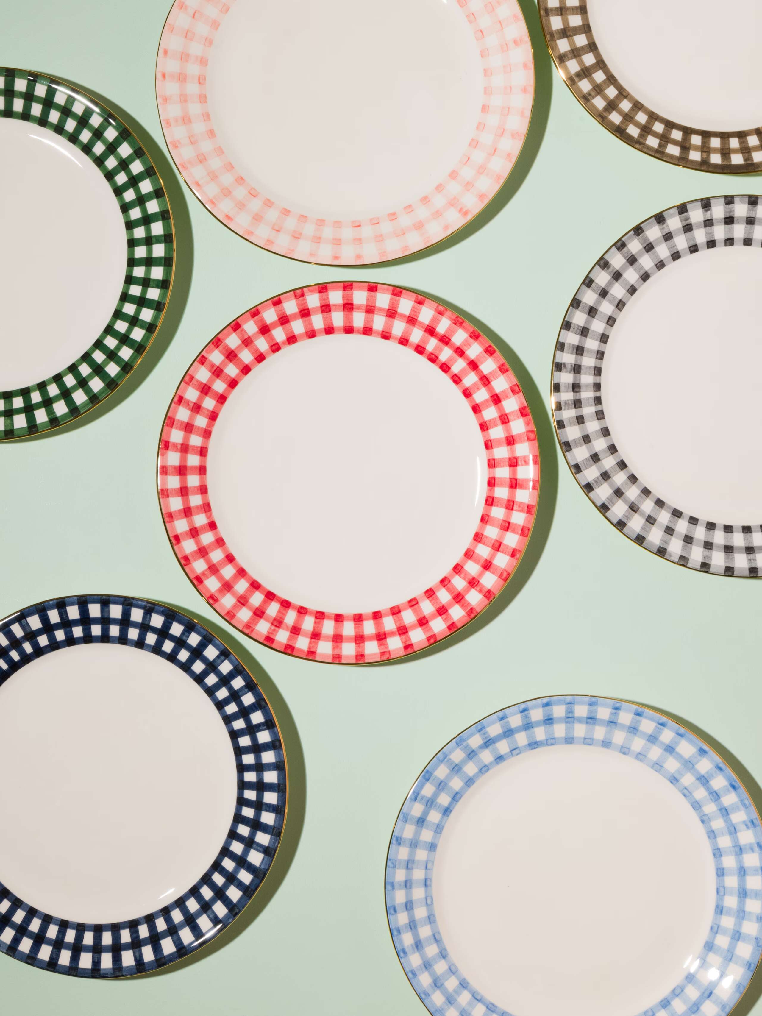 Overview of a set of big cake plates with classical vichy pattern rims