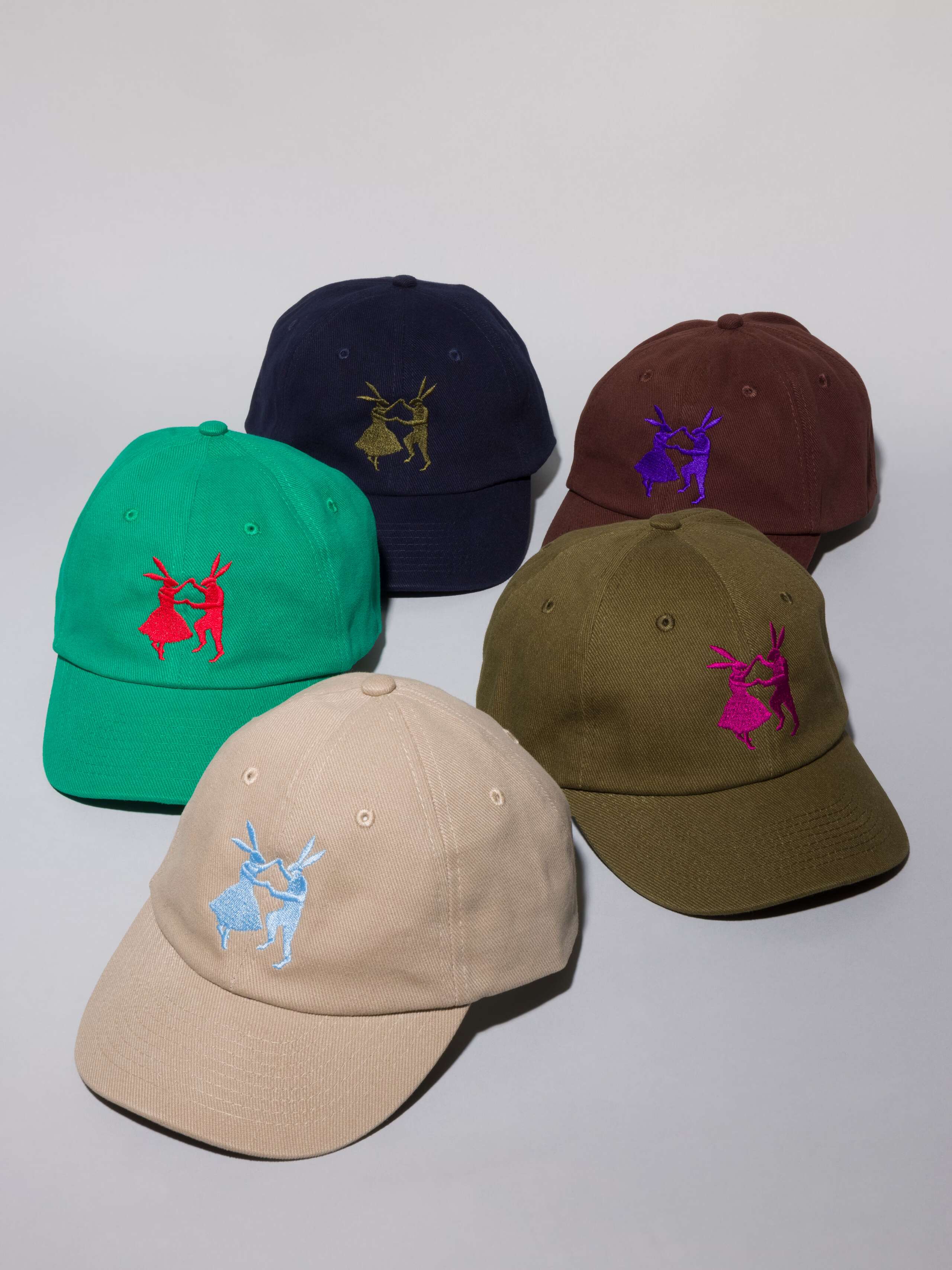 Picture of five base caps in oliv green, light green, navy, beige and brown with rabbit embroidery