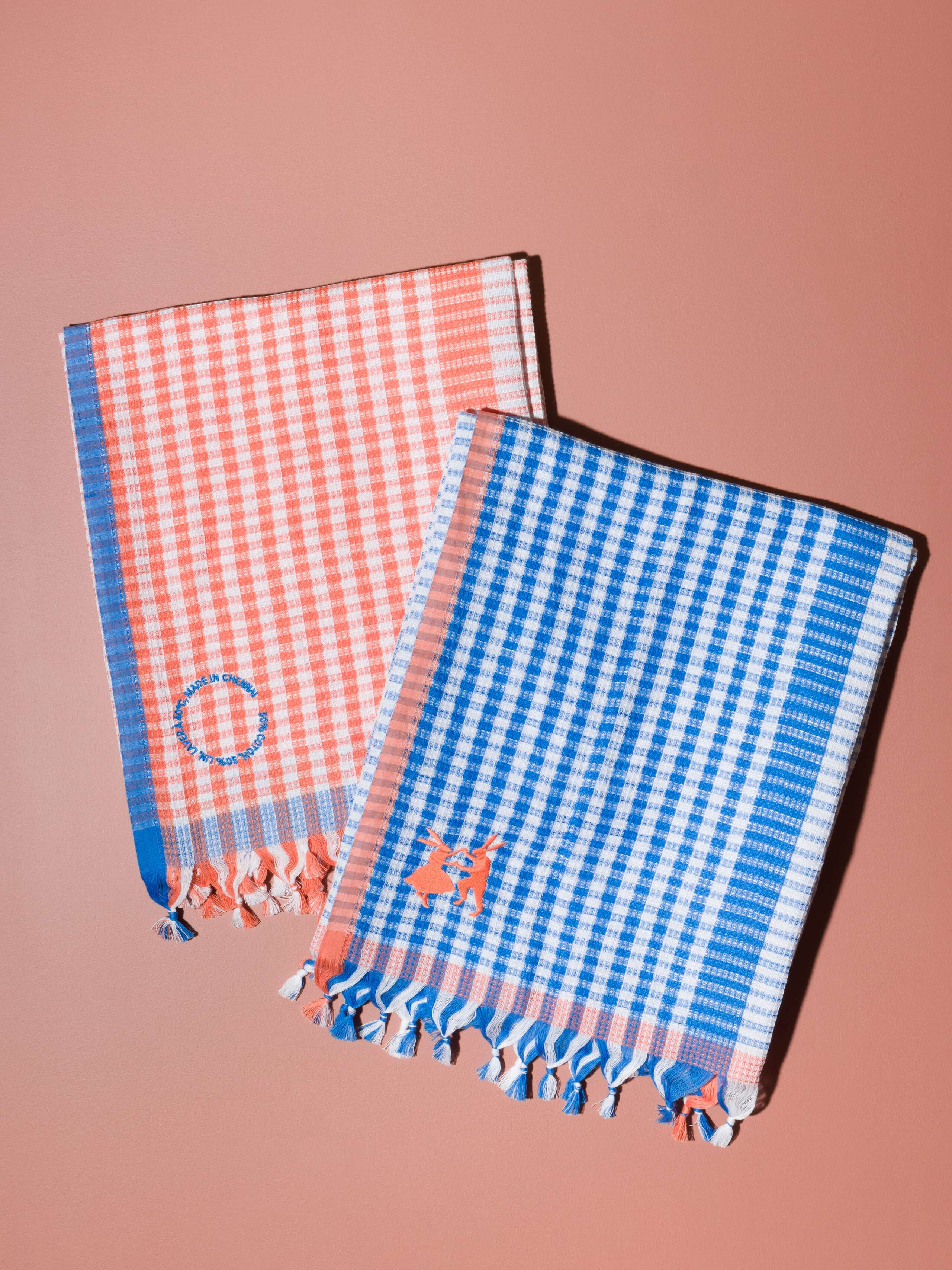 Picture of two fold bath towels in pink and blue