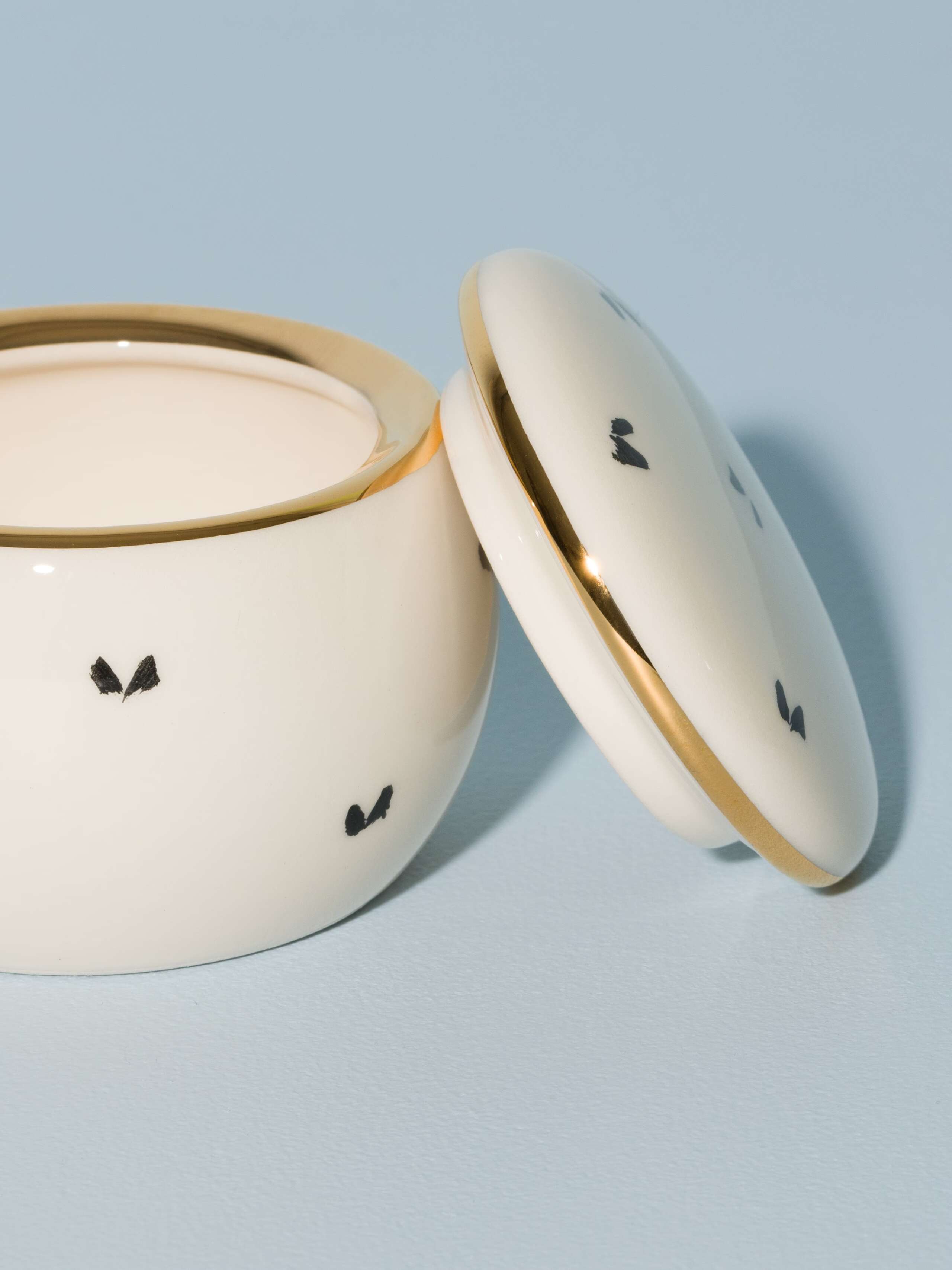 Picture of a cute small sugar bowl featuring a nice ermine pattern