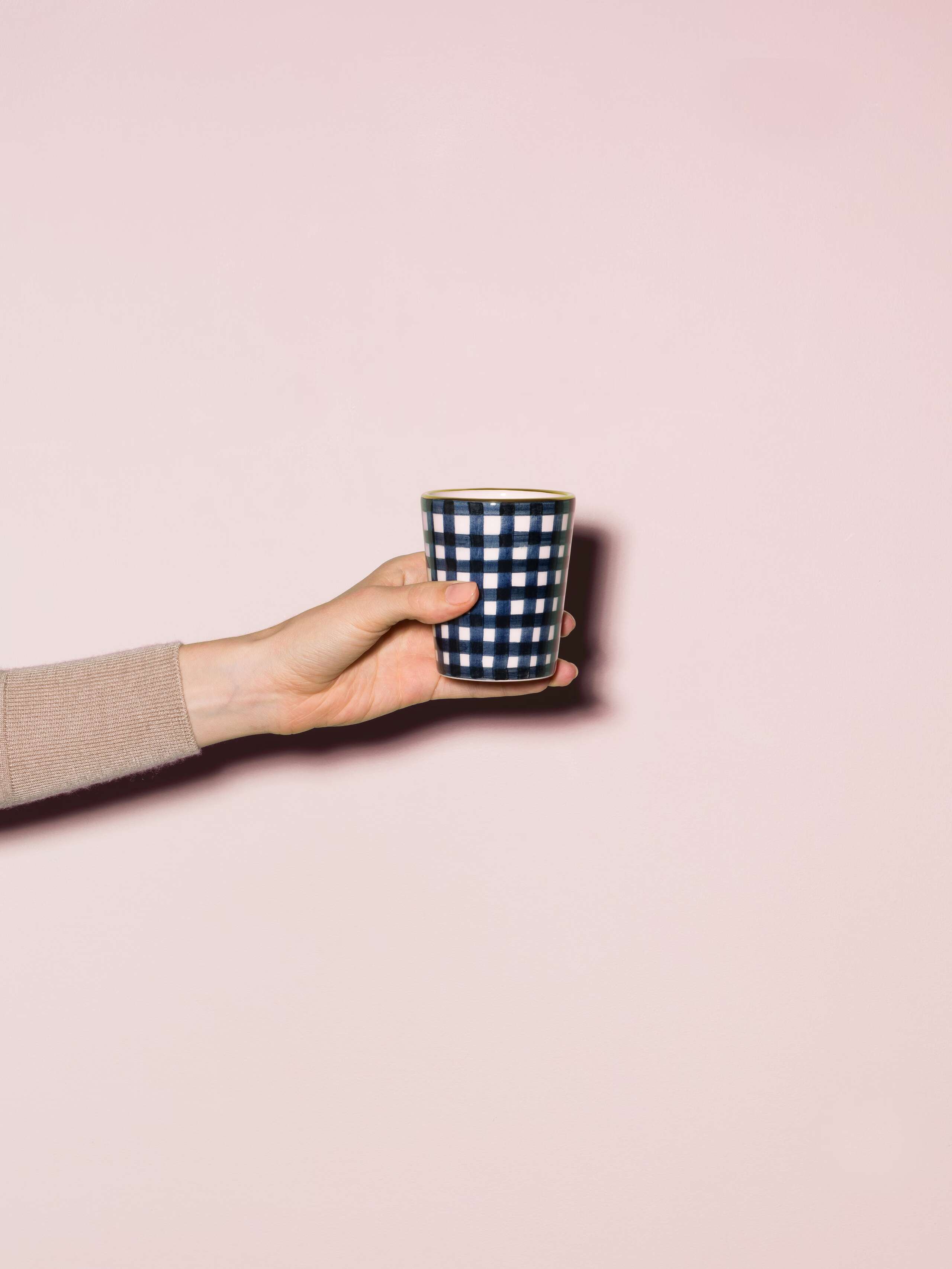 Picture of a handmade and handprinted cup made of ceramic featuring a navy blue vichy check pattern