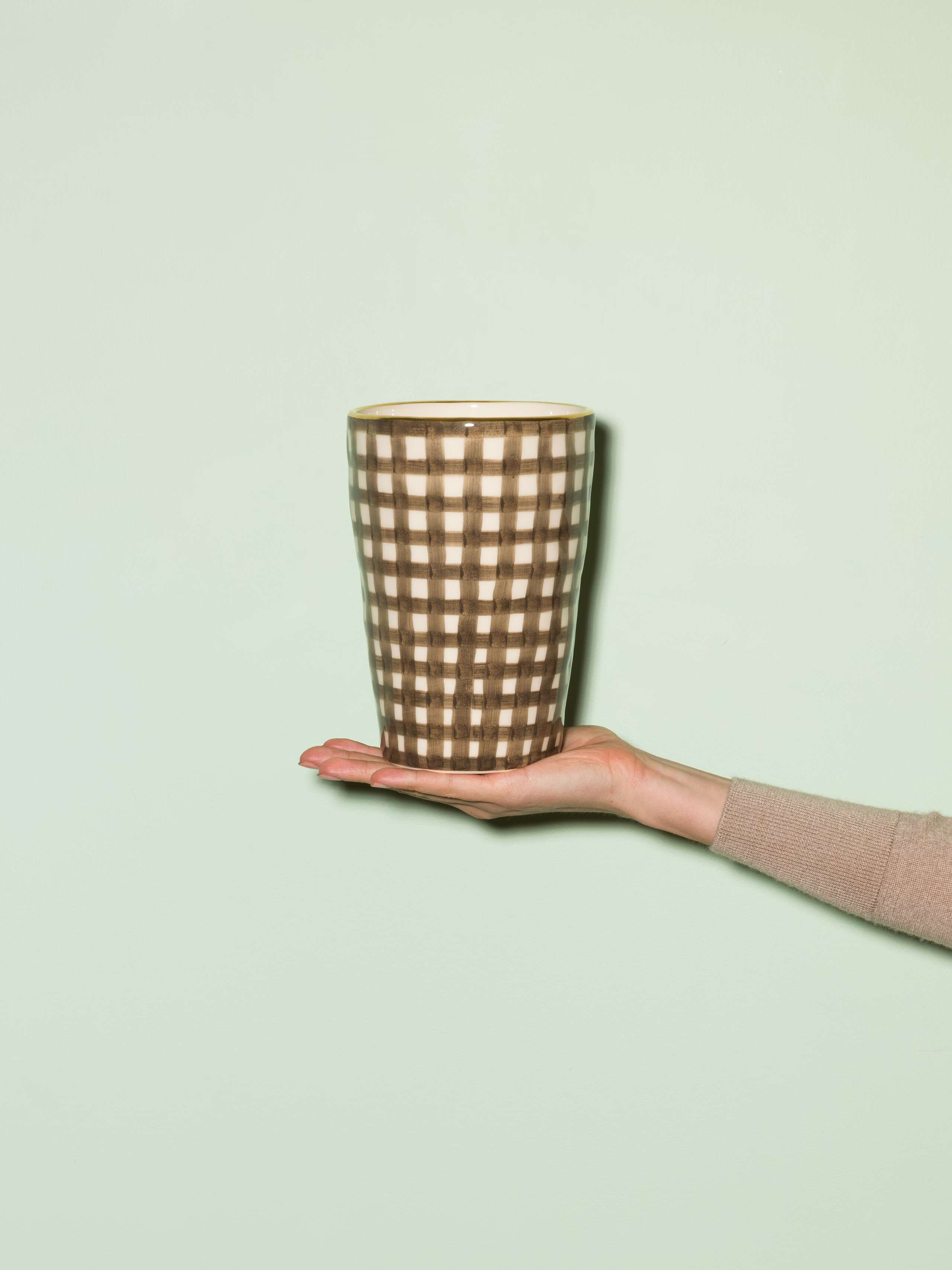 Picture of a handmade and handprinted vase made of ceramic featuring a beige vichy check pattern