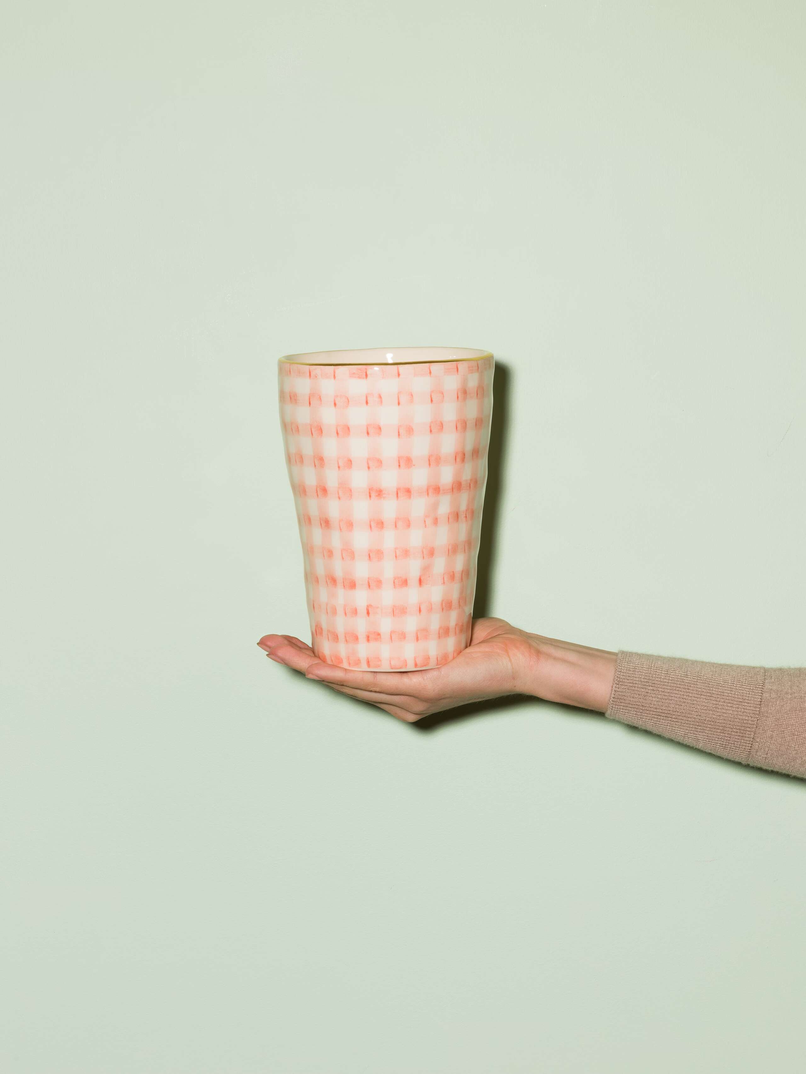 Picture of a handmade and handprinted vase made of ceramic featuring a pink vichy check pattern