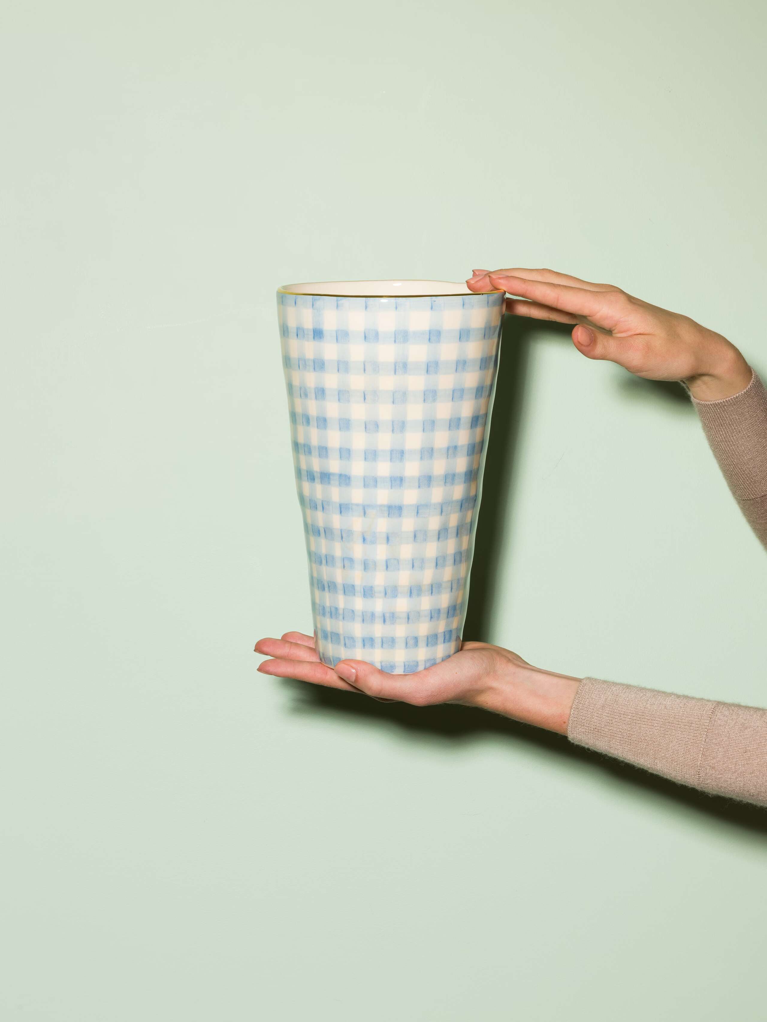 Picture of a handmade and handprinted big vase made of ceramic featuring a light blue vichy check pattern