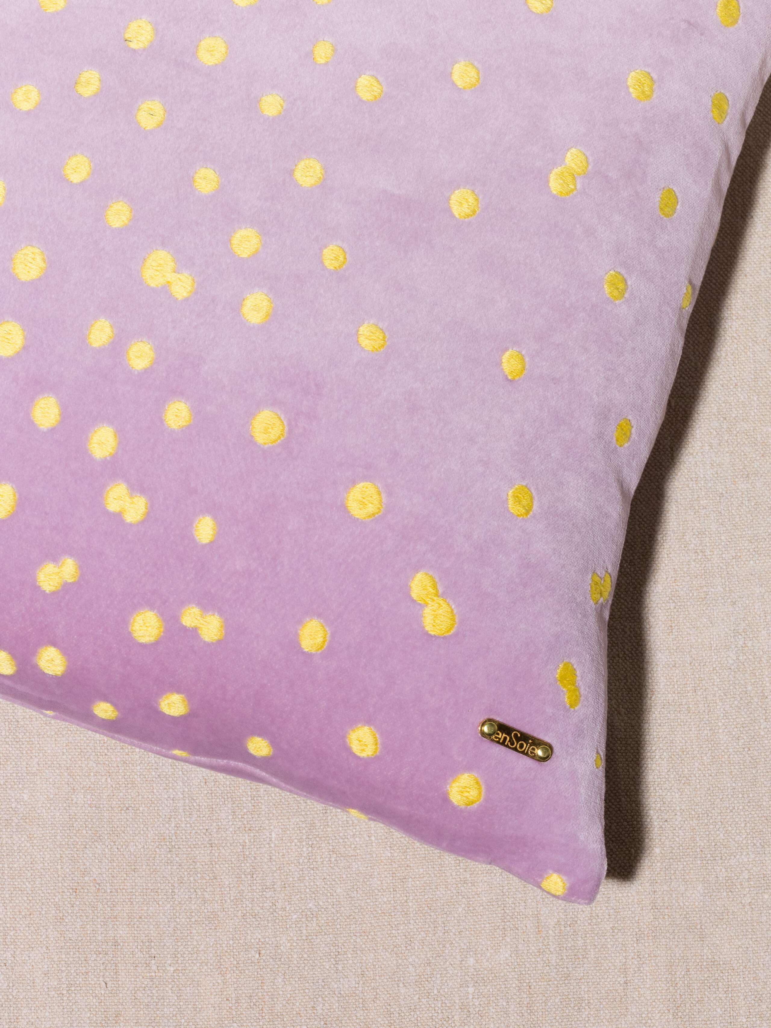 Picture of a detail of a pillow cover made of lilac cotton velvet