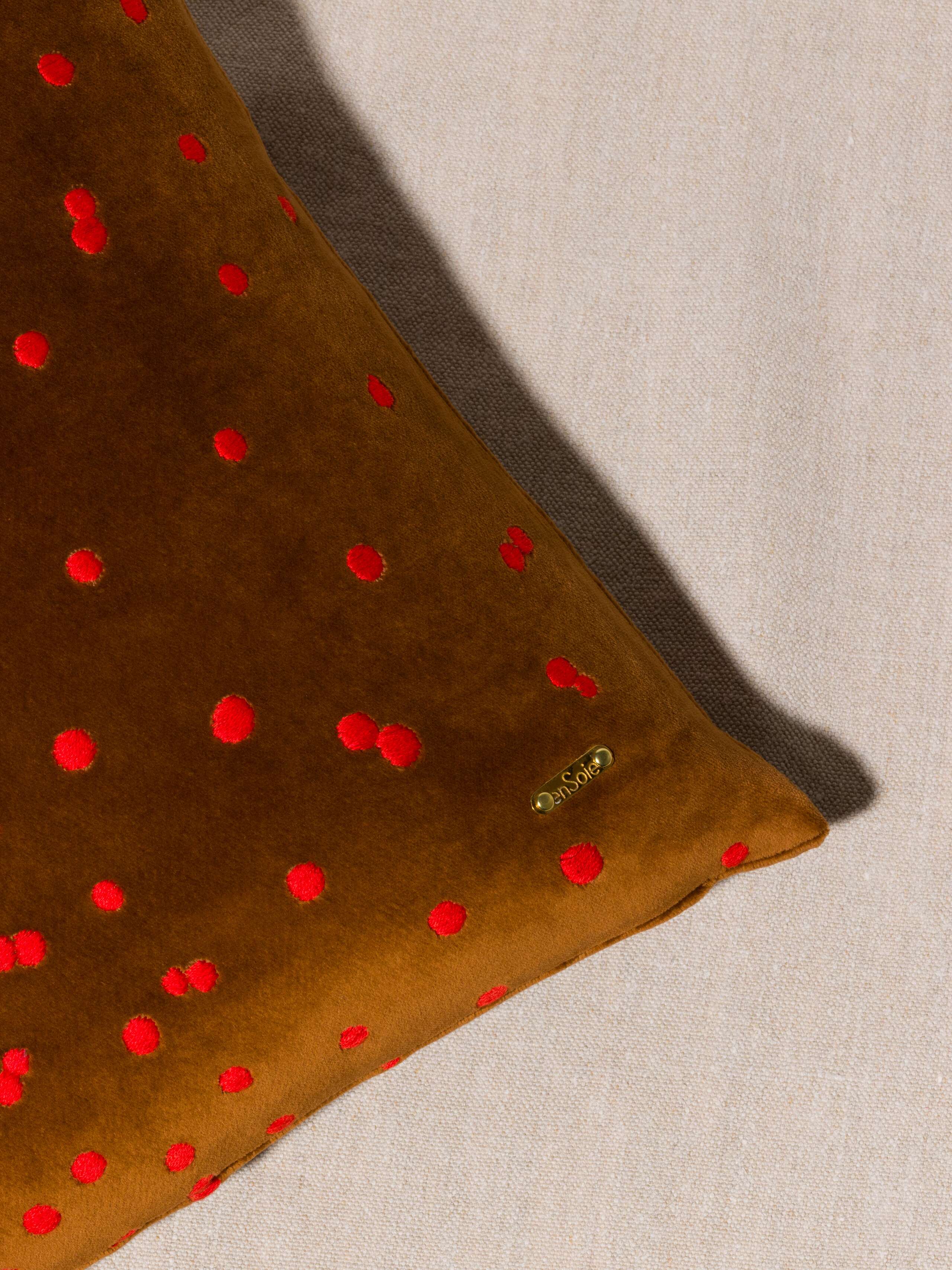Picture of a detail of a pillow cover made of brown cotton velvet