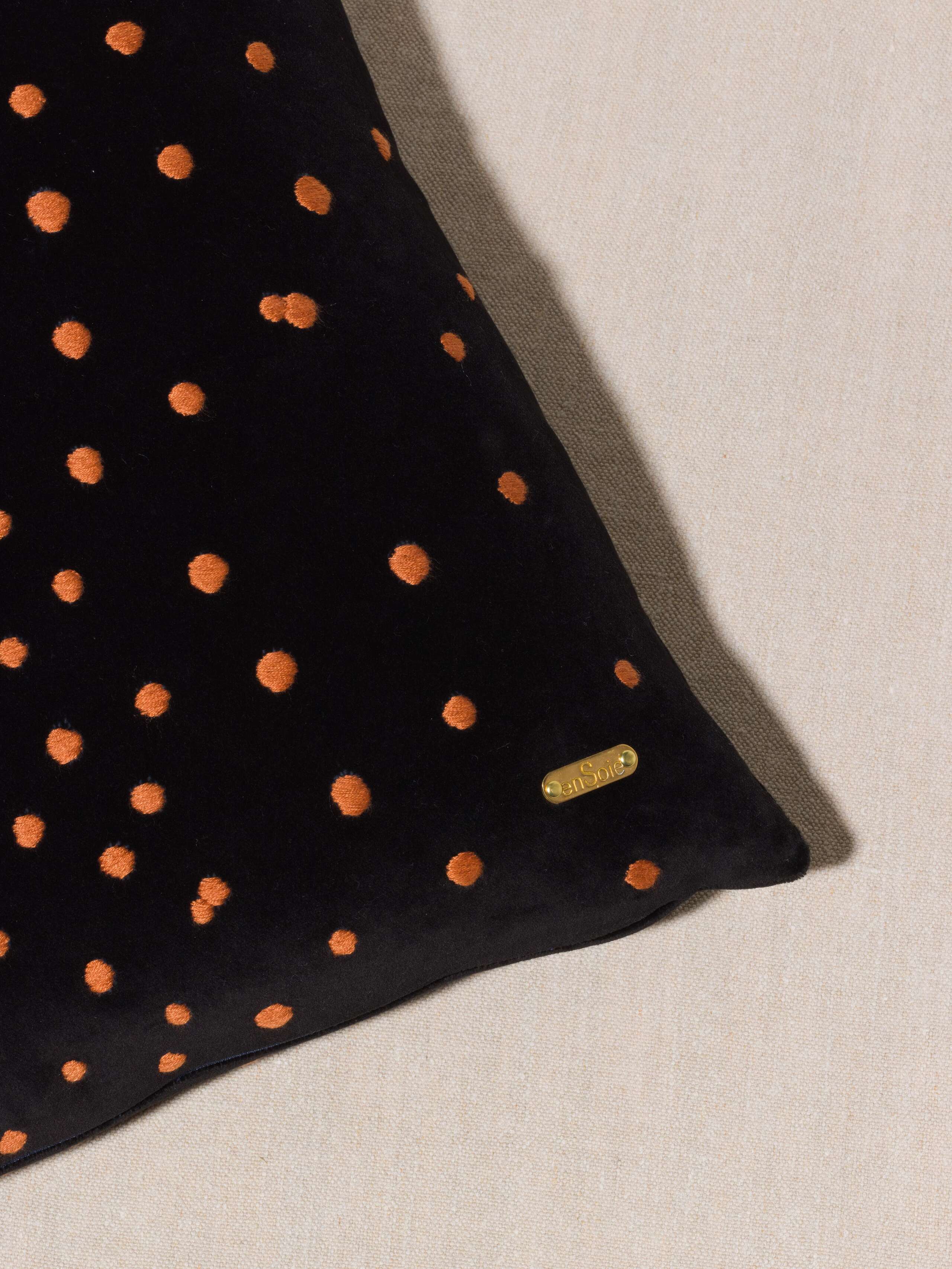 Picture of a detail of a pillow cover made of black cotton velvet