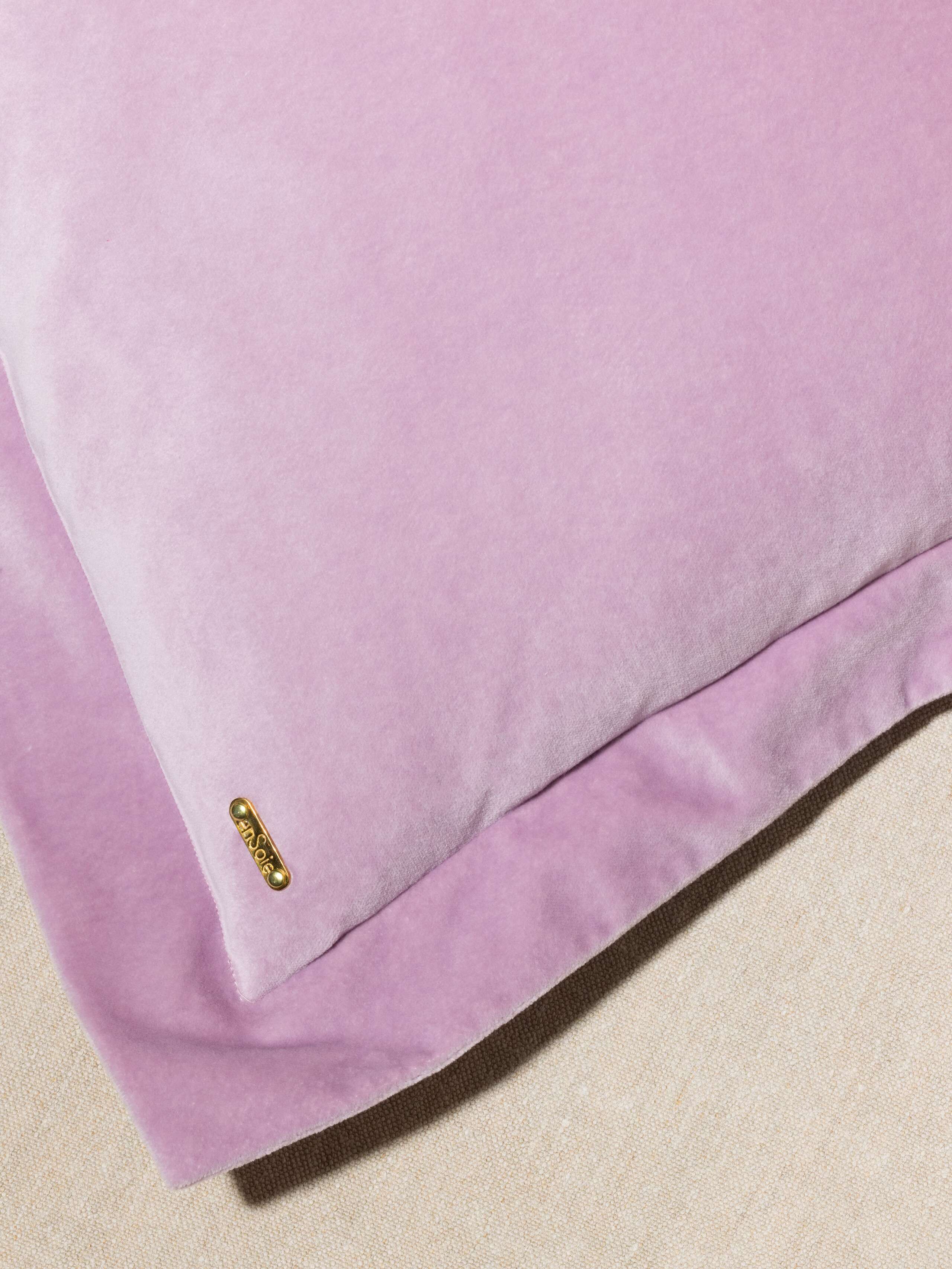 Picture of a detail of a pillow cover made of lilac cotton velvet