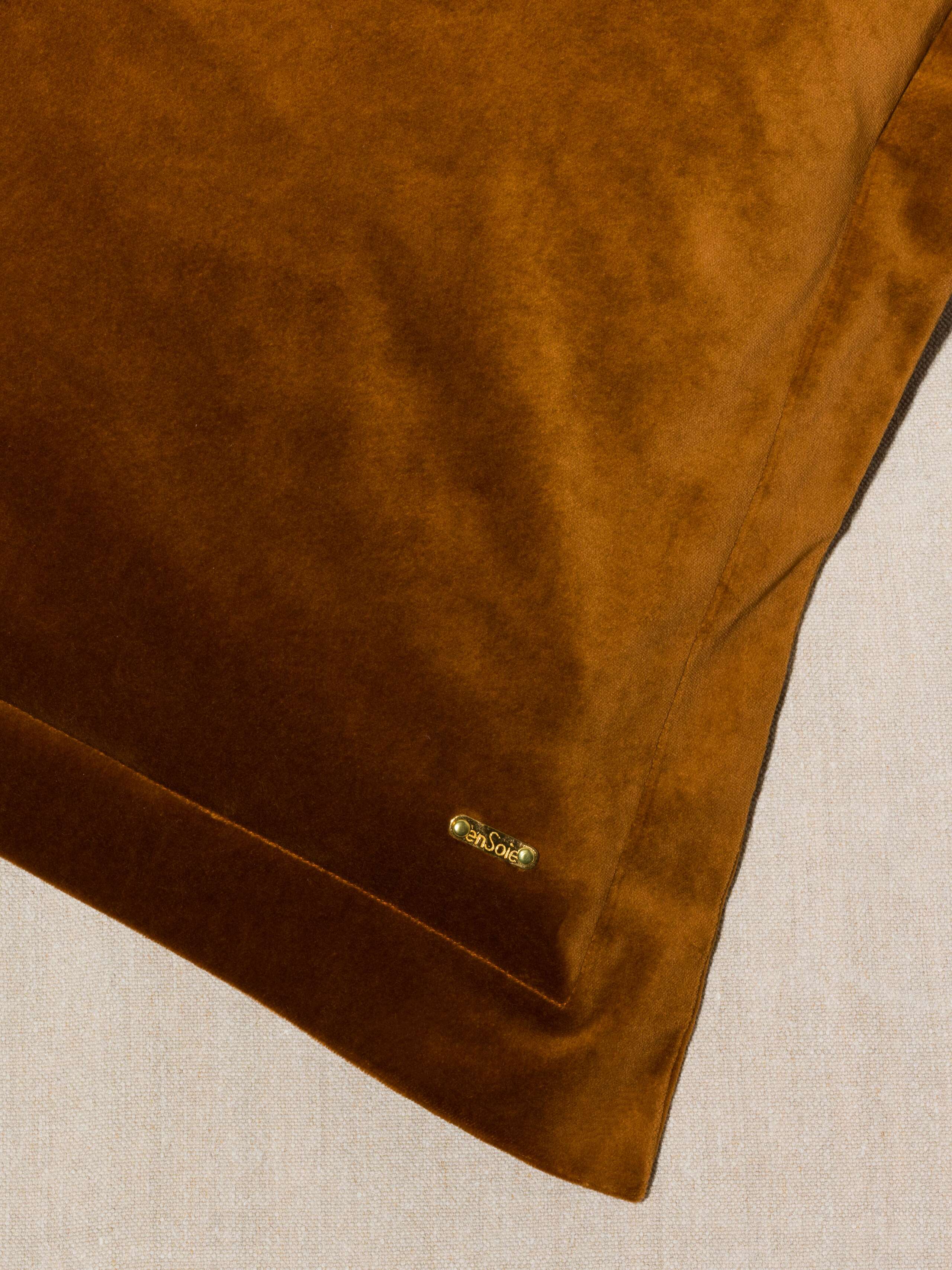 Picture of a detail of a pillow cover made of brown cotton velvet