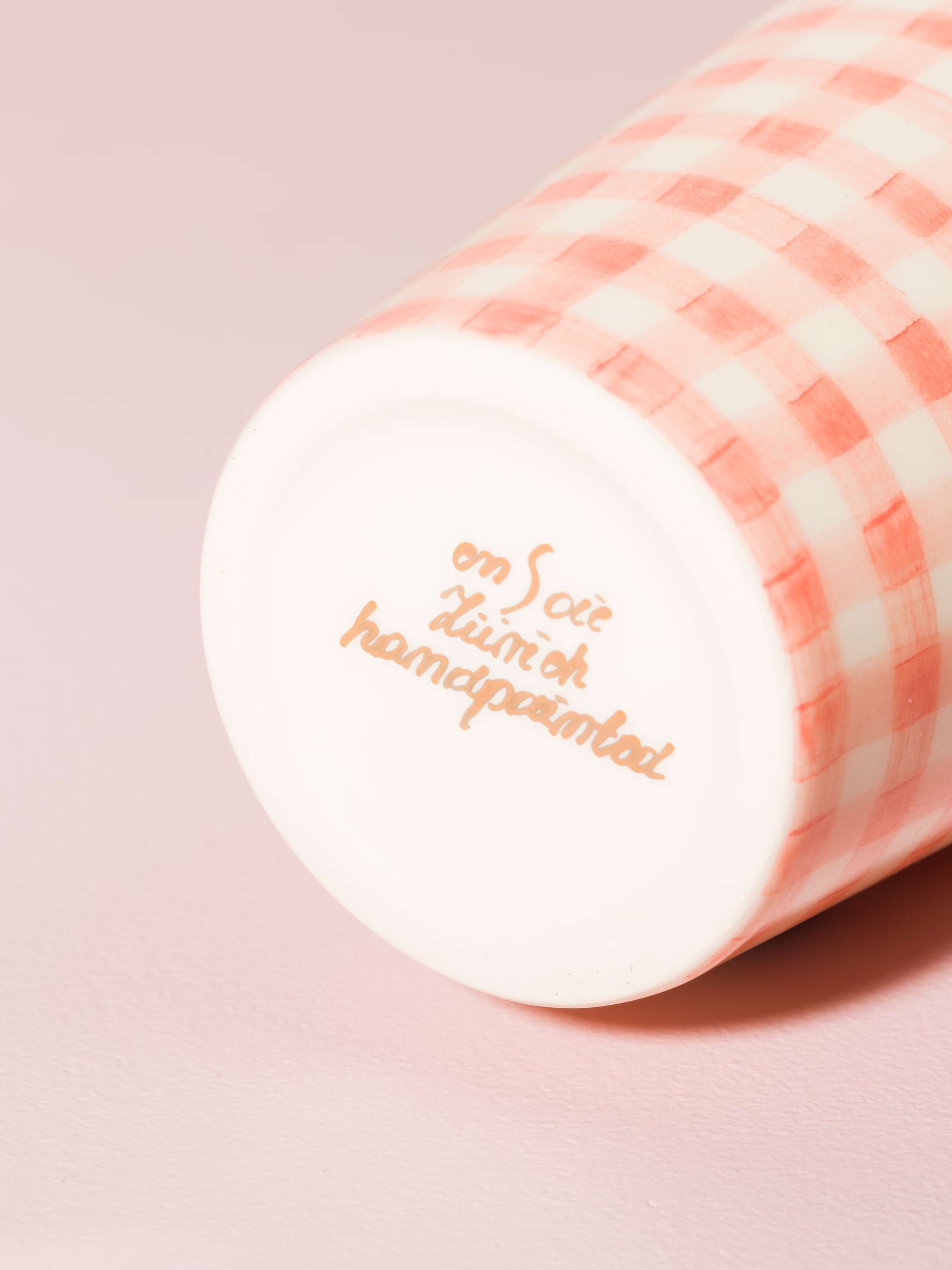 Picture of a detail of a coffee cup featuring the text "enSoie Zurich handpainted"