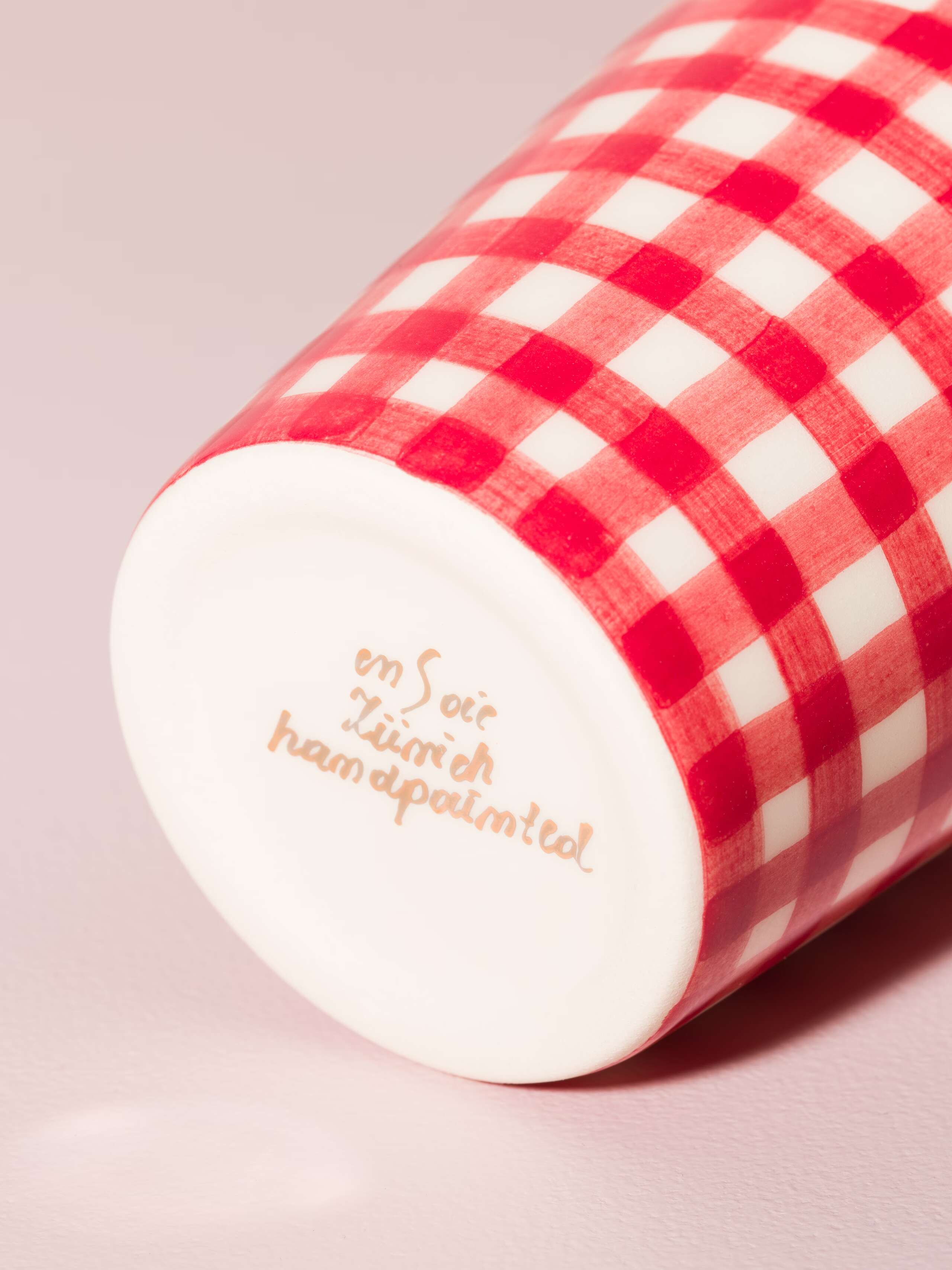Picture of a detail of a coffee cup featuring the text "enSoie Zurich handpainted"