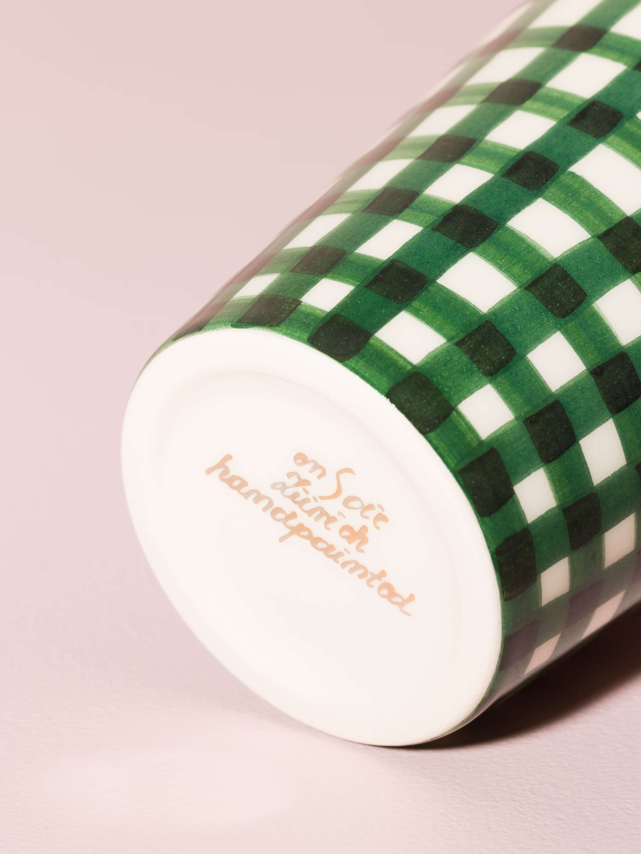 Picture of a detail of a coffee cup featuring the text "enSoie Zurich handpainted"