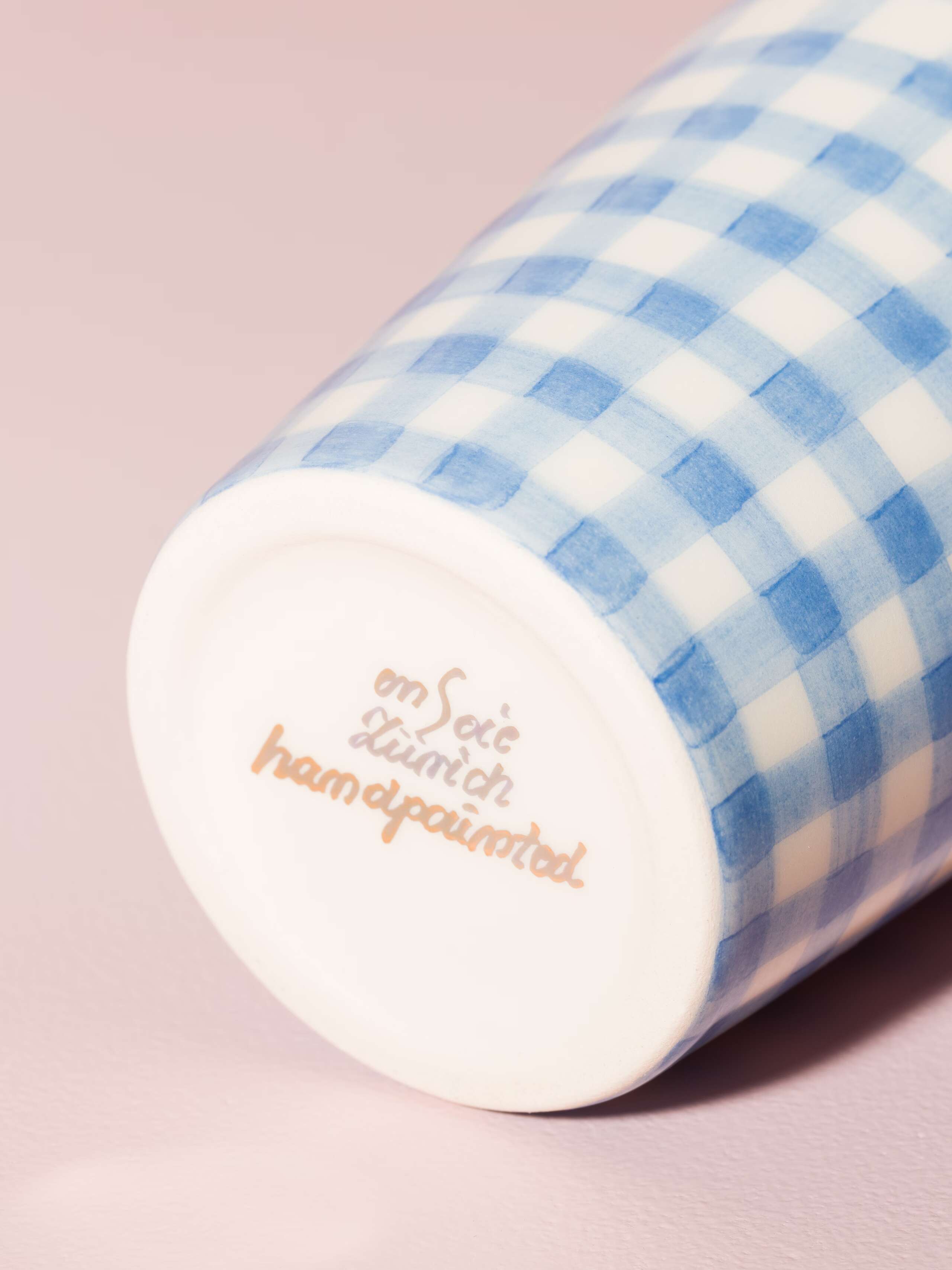 Picture of a detail of a coffee cup featuring the text "enSoie Zurich handpainted"