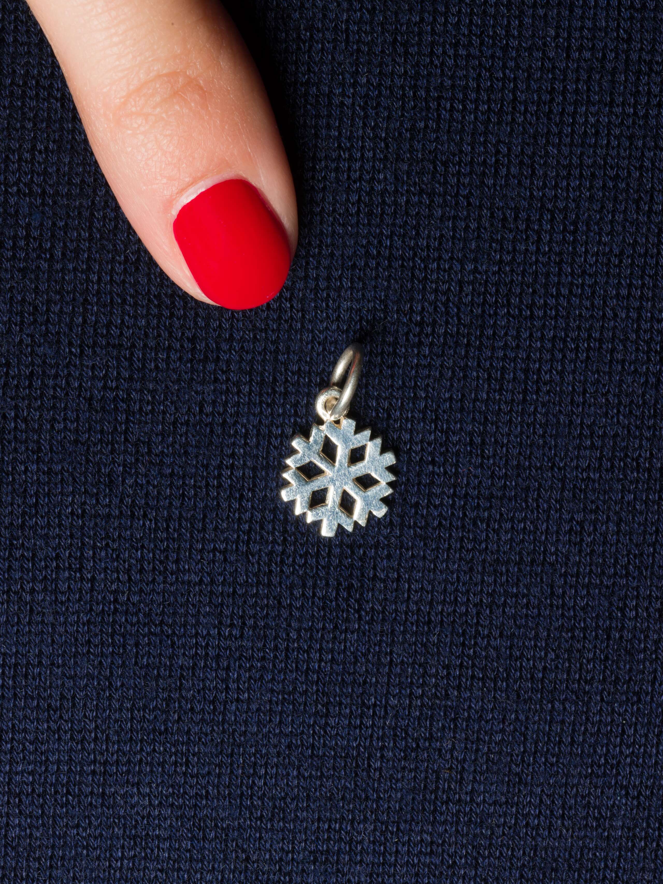 Picture of a snowflake pendant made of silver