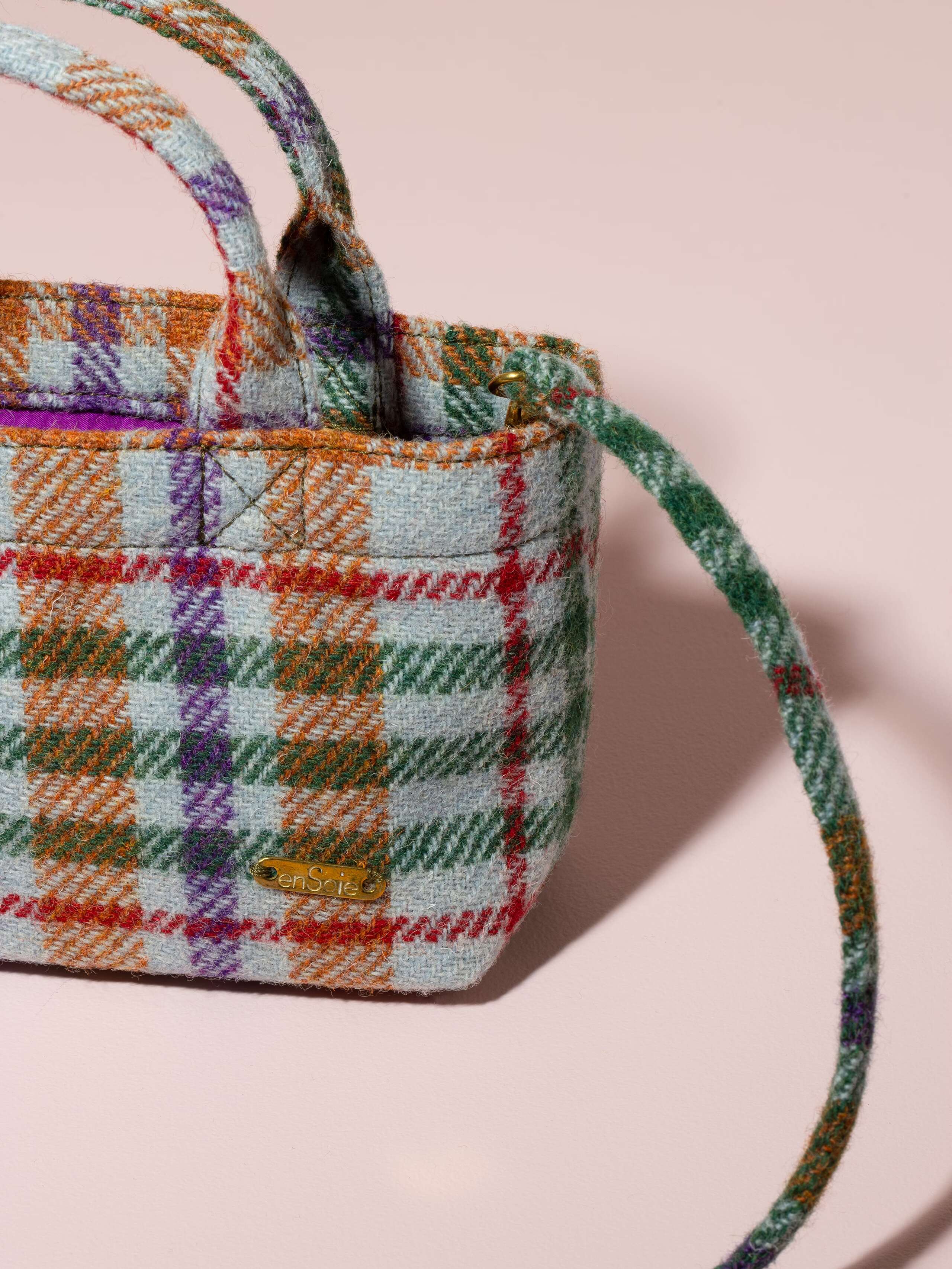 Picture of a detail of a small handbag made of cognac velvet fabric