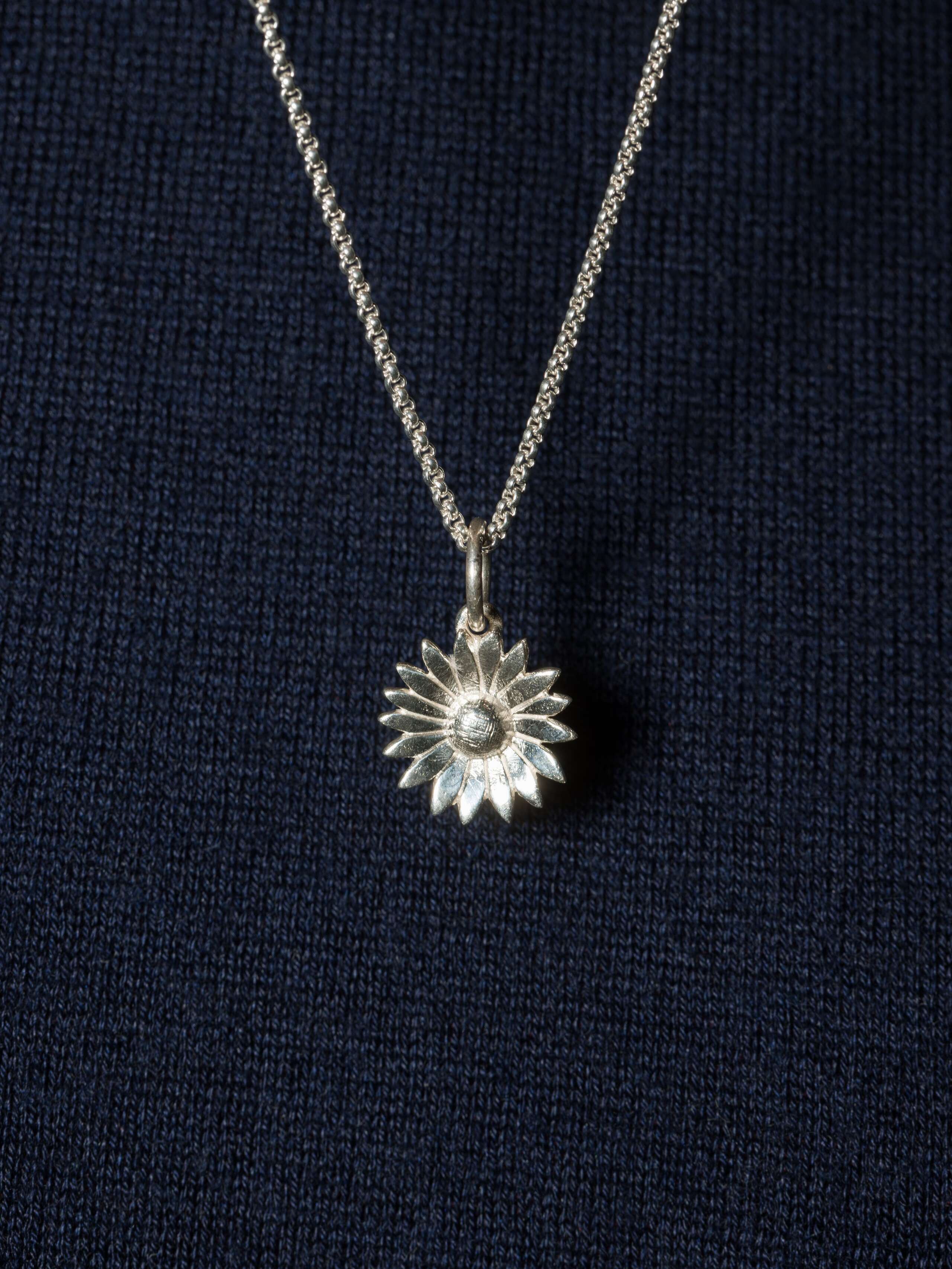 Picture of a beautiful delicat silver pendent in the shape of an aster flower