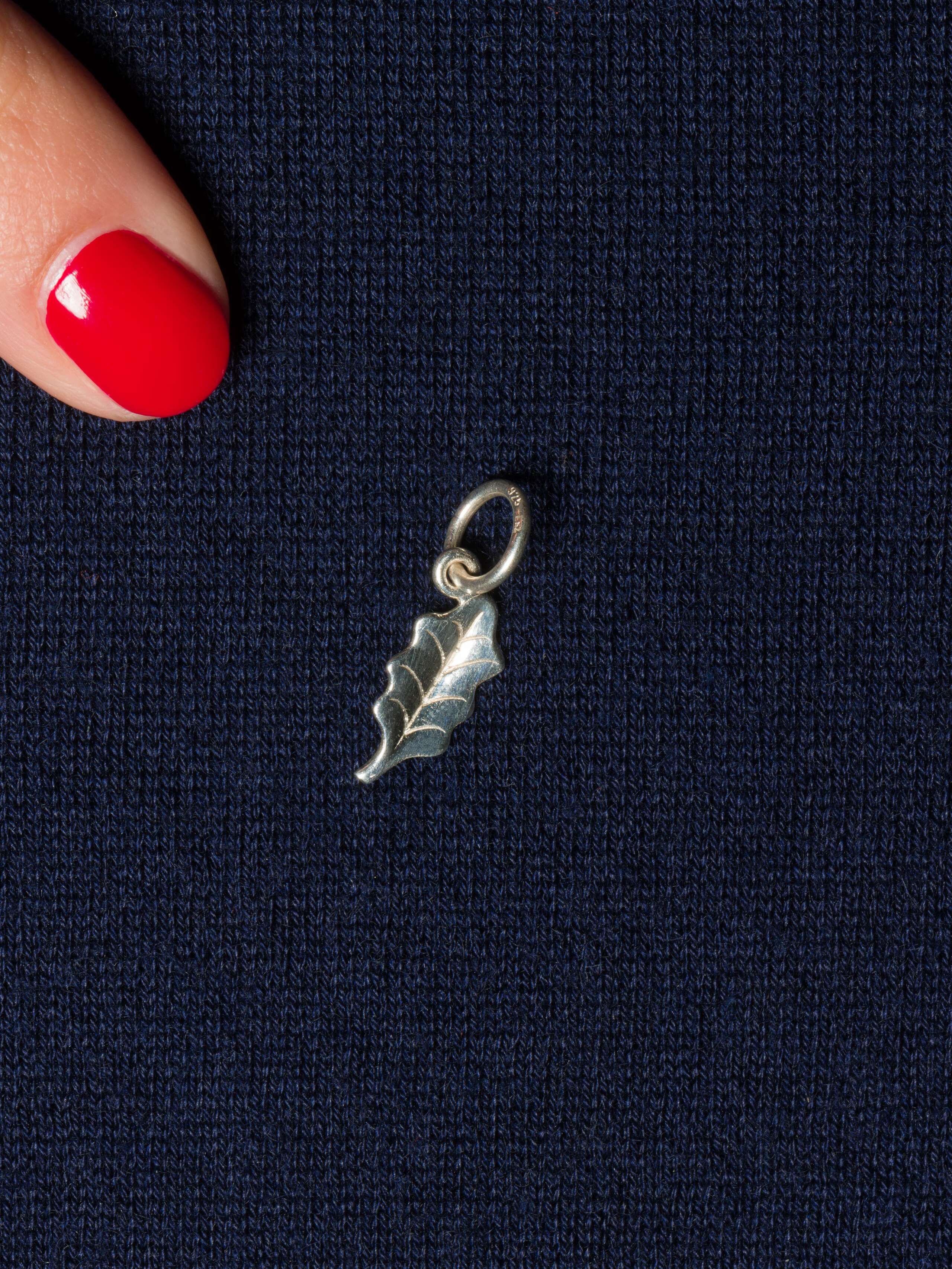 Picture of a silver leaf pendent