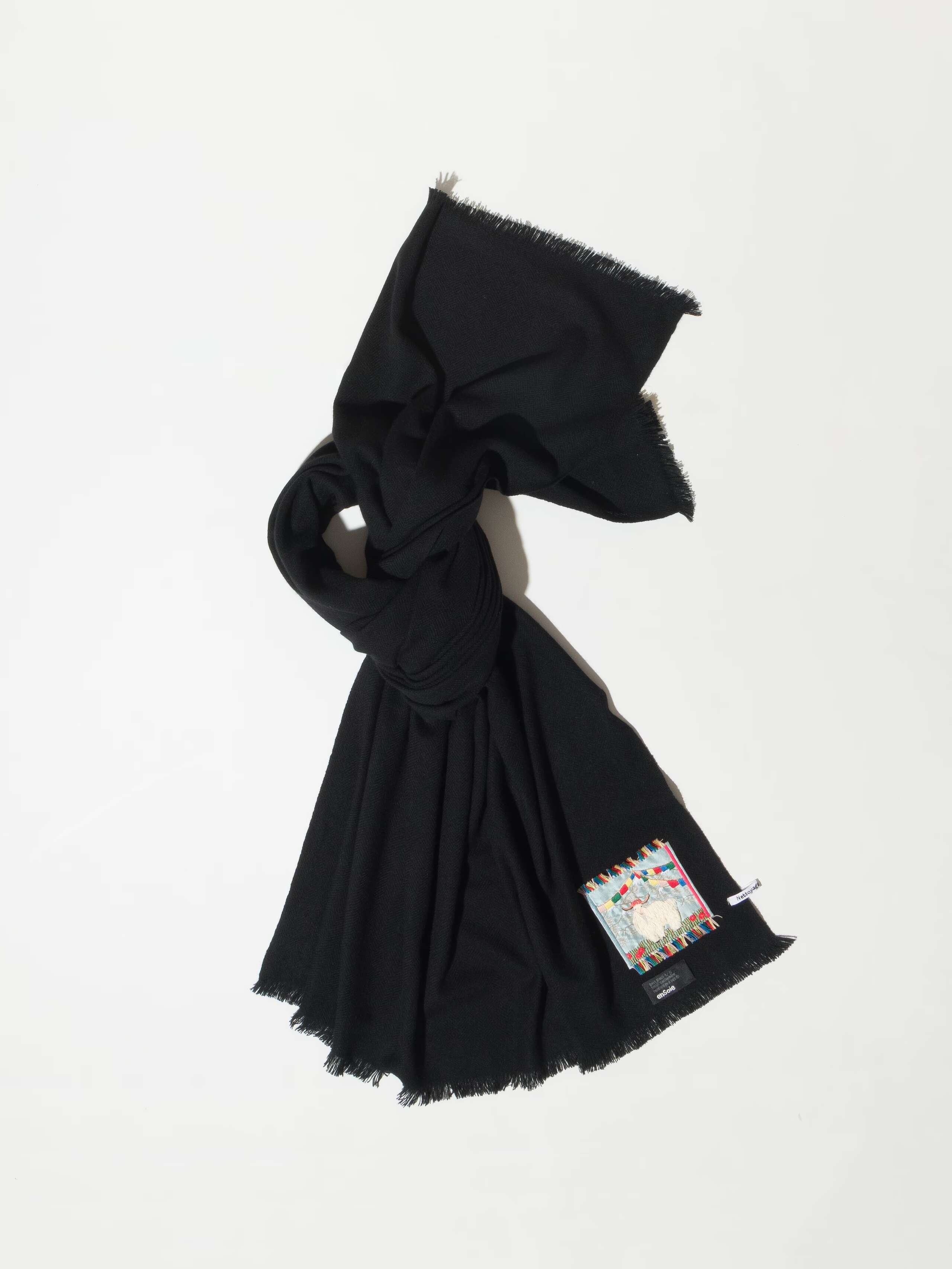 Picture of a long cashmere scarf in beautiful black