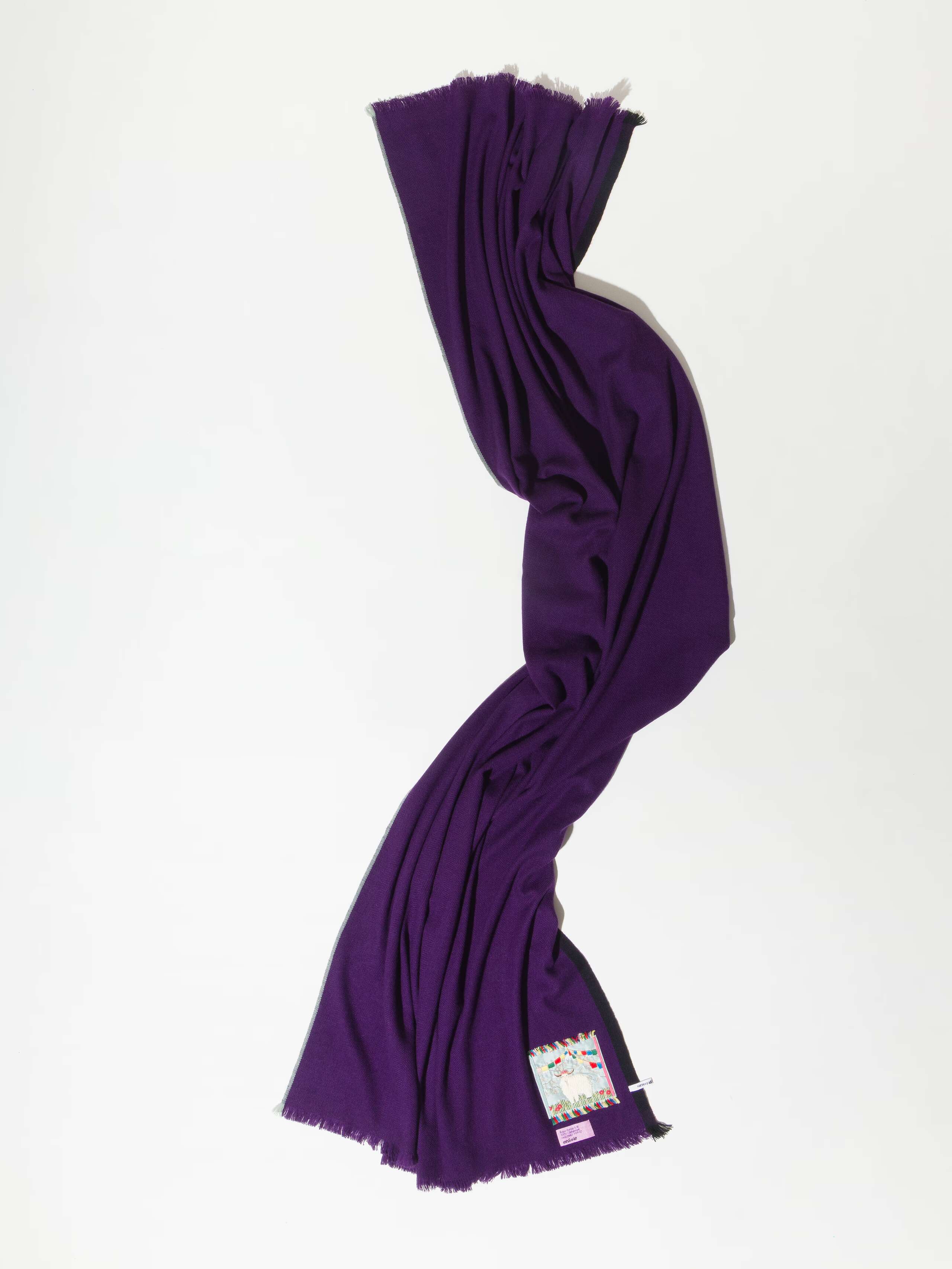 Picture of a long cashmere scarf in beautiful purple