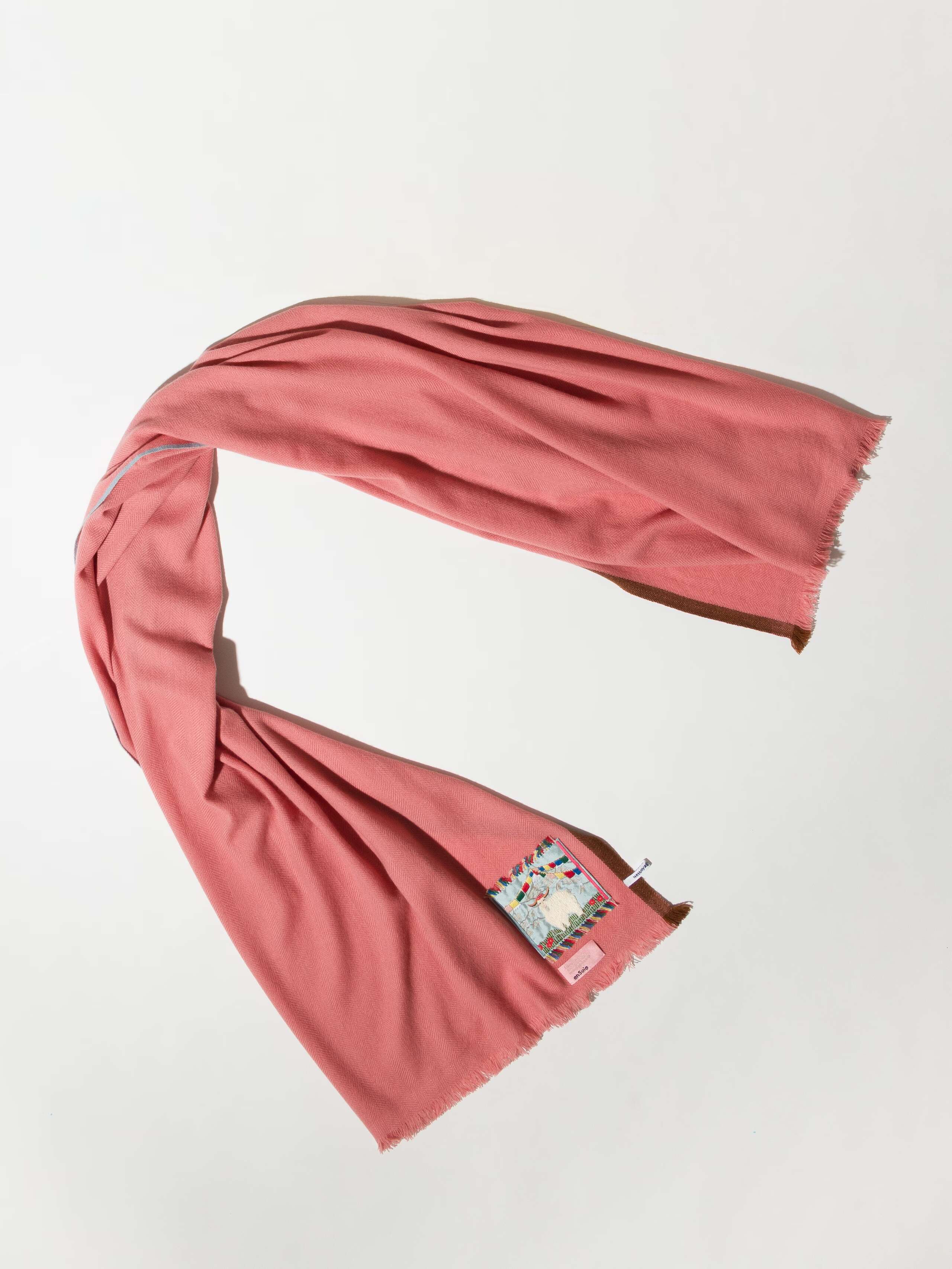 Picture of a long cashmere scarf in warm pink 
