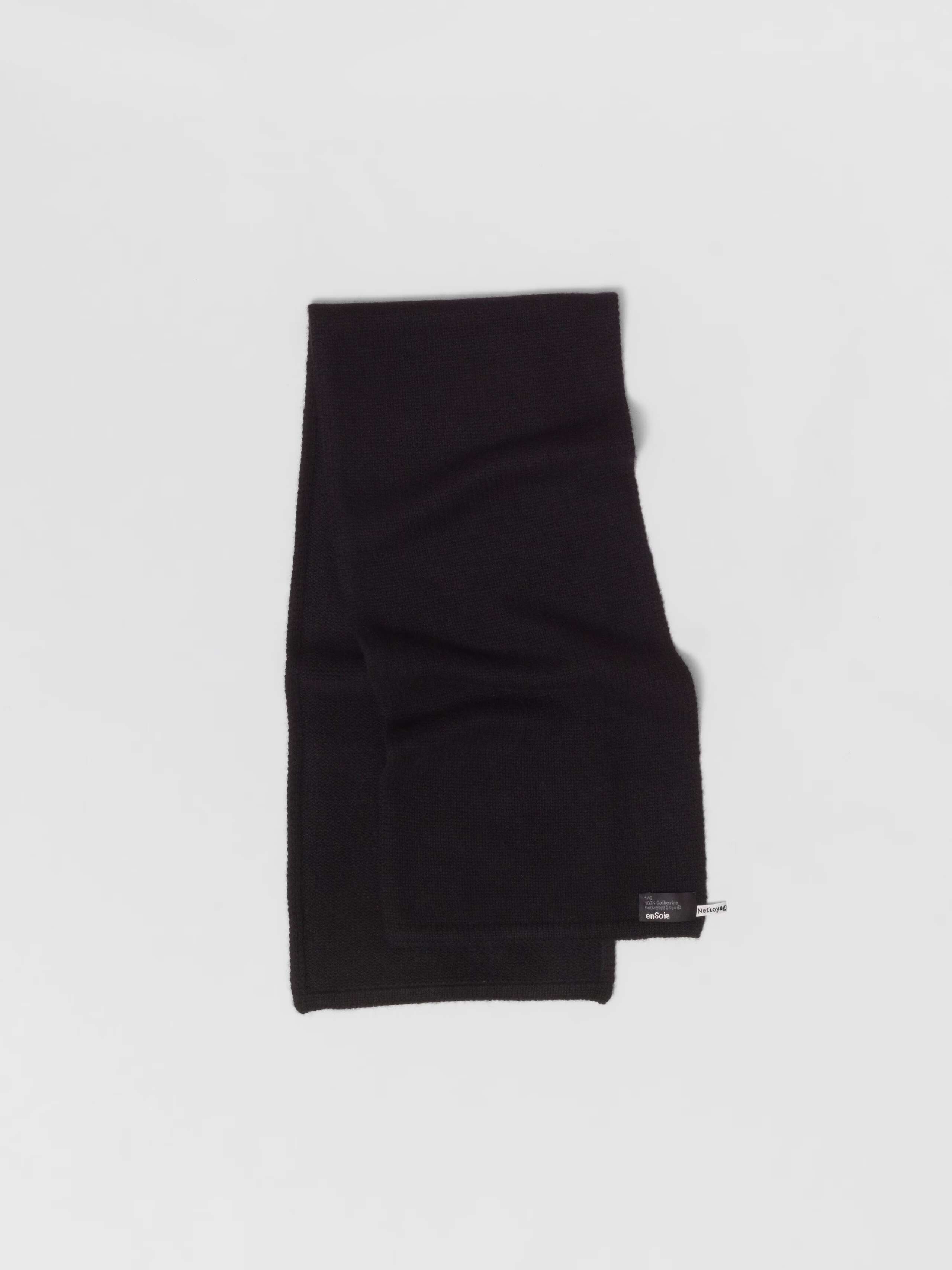 Picture of a black cashmere scarf