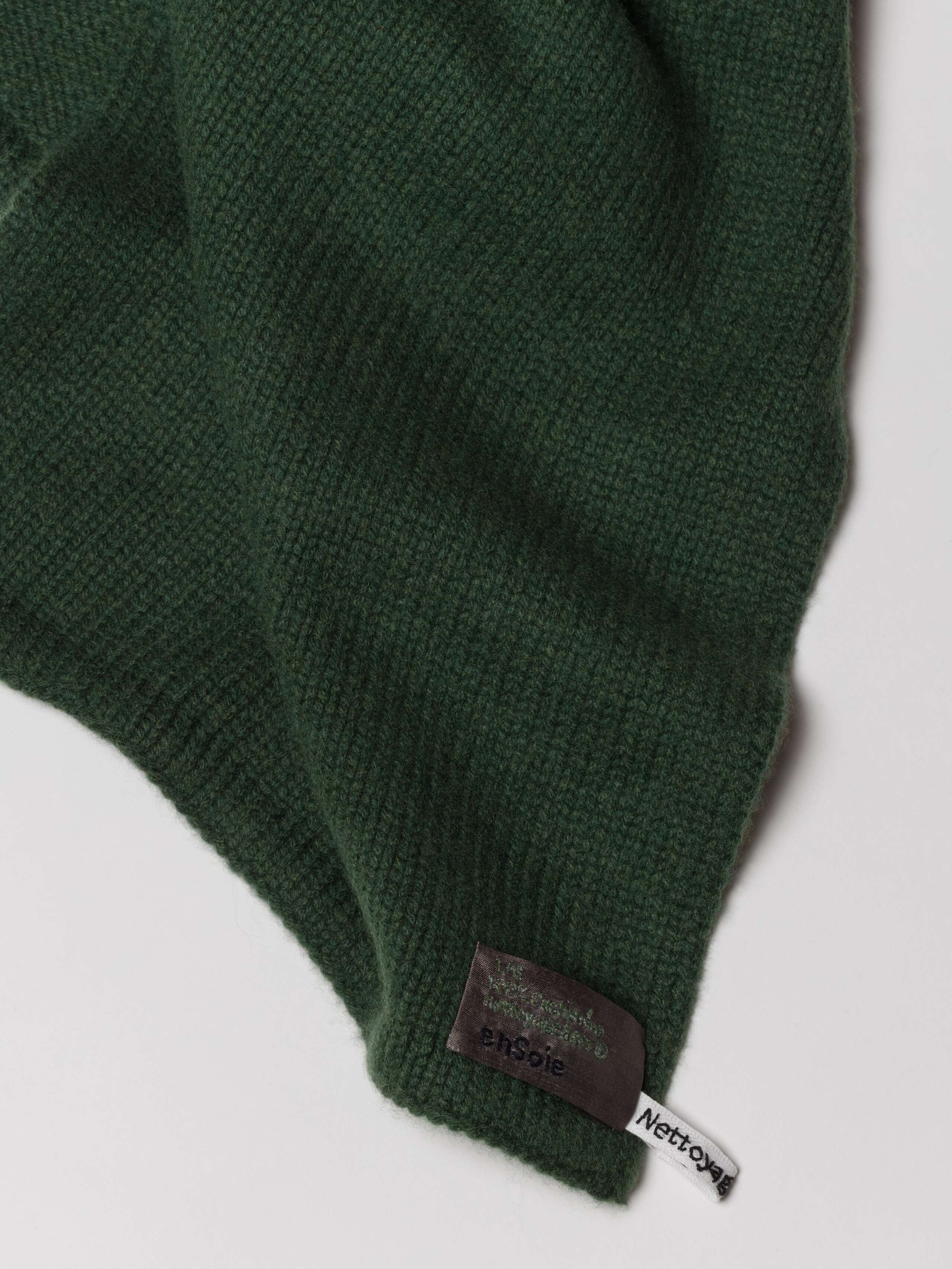 Picture of a detail of a green cashmere scarf