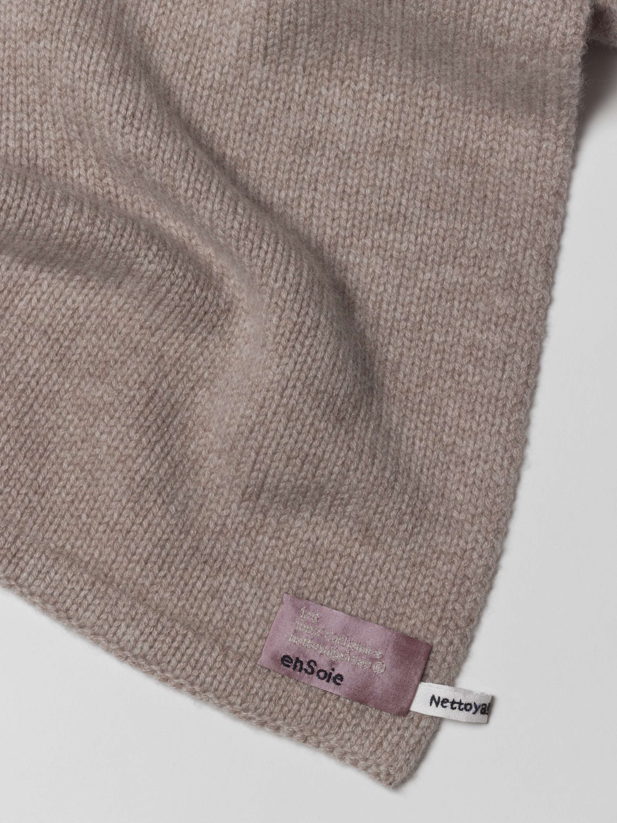 Picture of a detail of a beige cashmere scarf