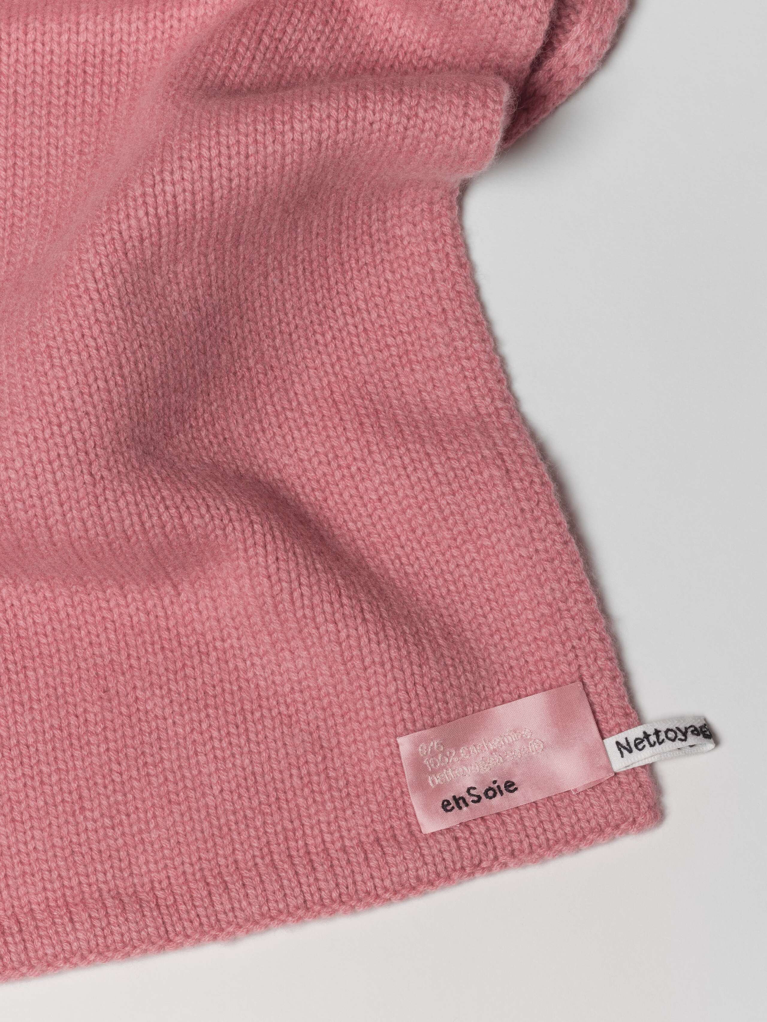 Picture of a detail of a pink cashmere scarf