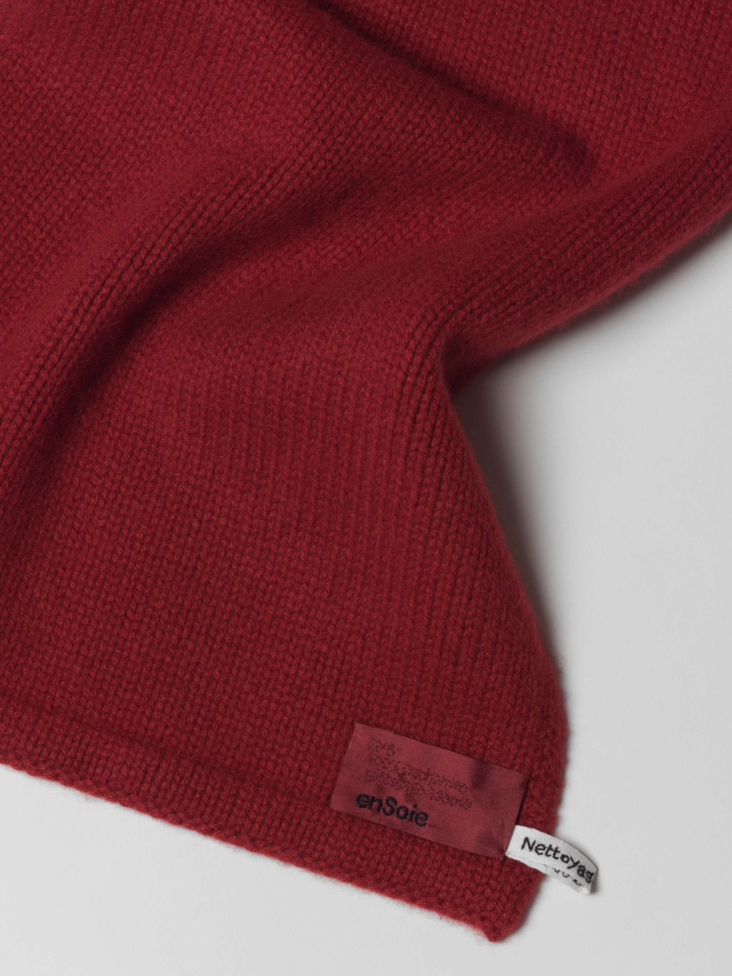 Picture of a detail of a red cashmere scarf